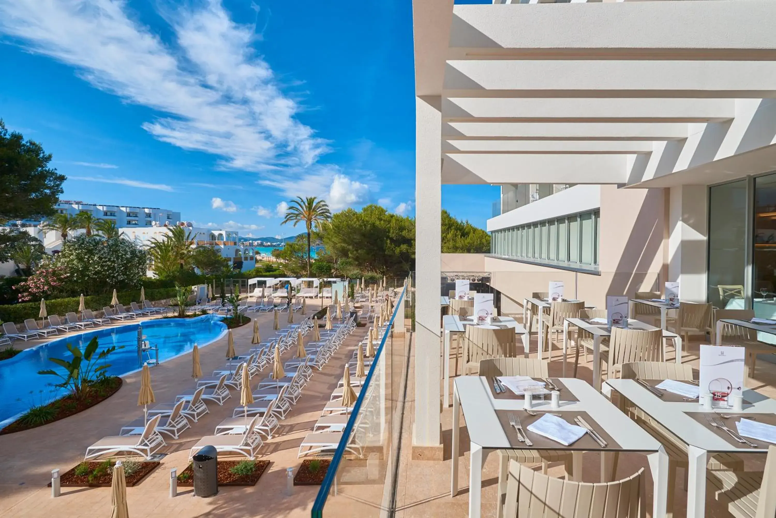 Restaurant/places to eat, Swimming Pool in Hipotels Bahia Cala Millor