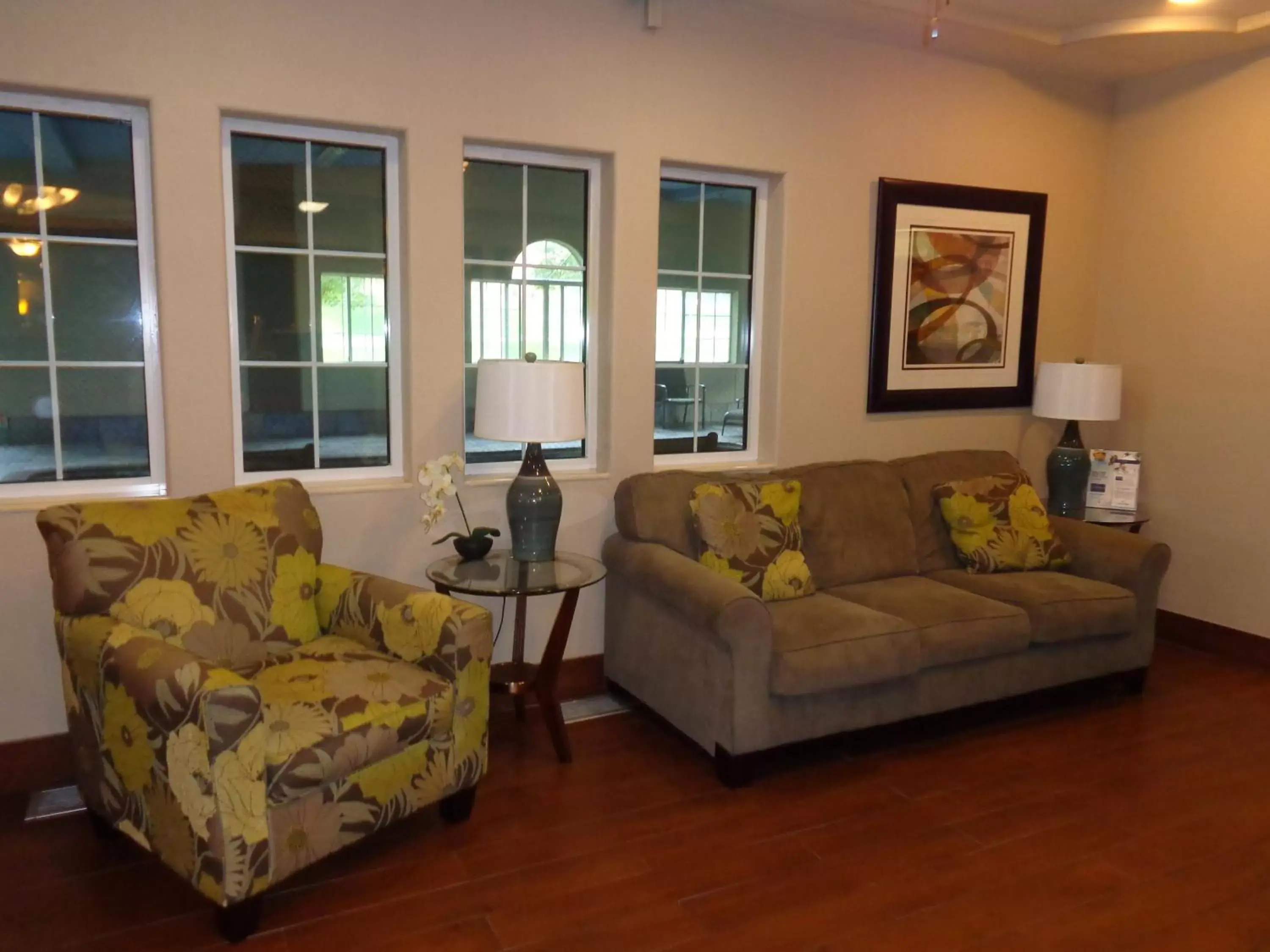 Lobby or reception, Seating Area in AmericInn by Wyndham Des Moines Airport