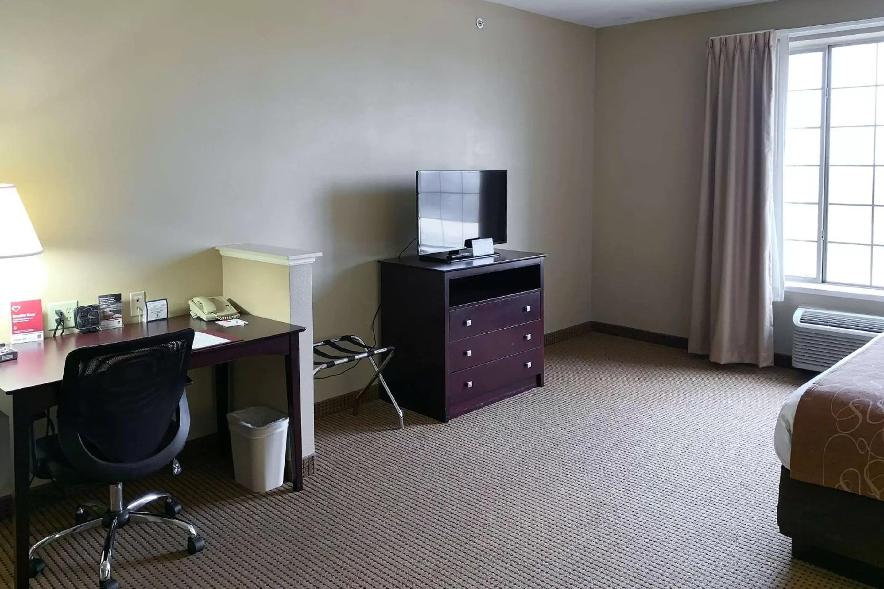 Photo of the whole room, TV/Entertainment Center in Comfort Suites Roanoke - Fort Worth North