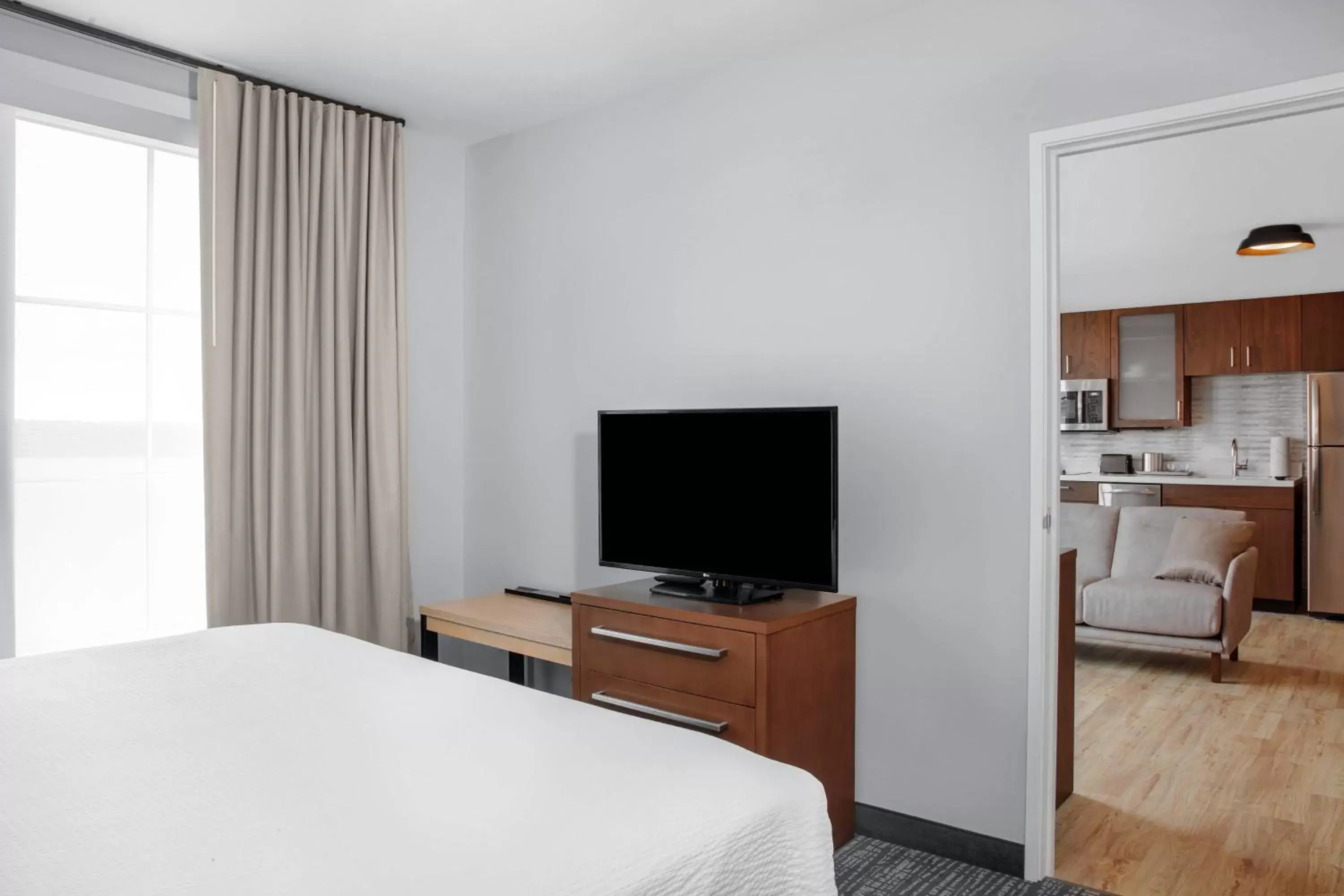 Bedroom, TV/Entertainment Center in Residence Inn by Marriott Norwalk