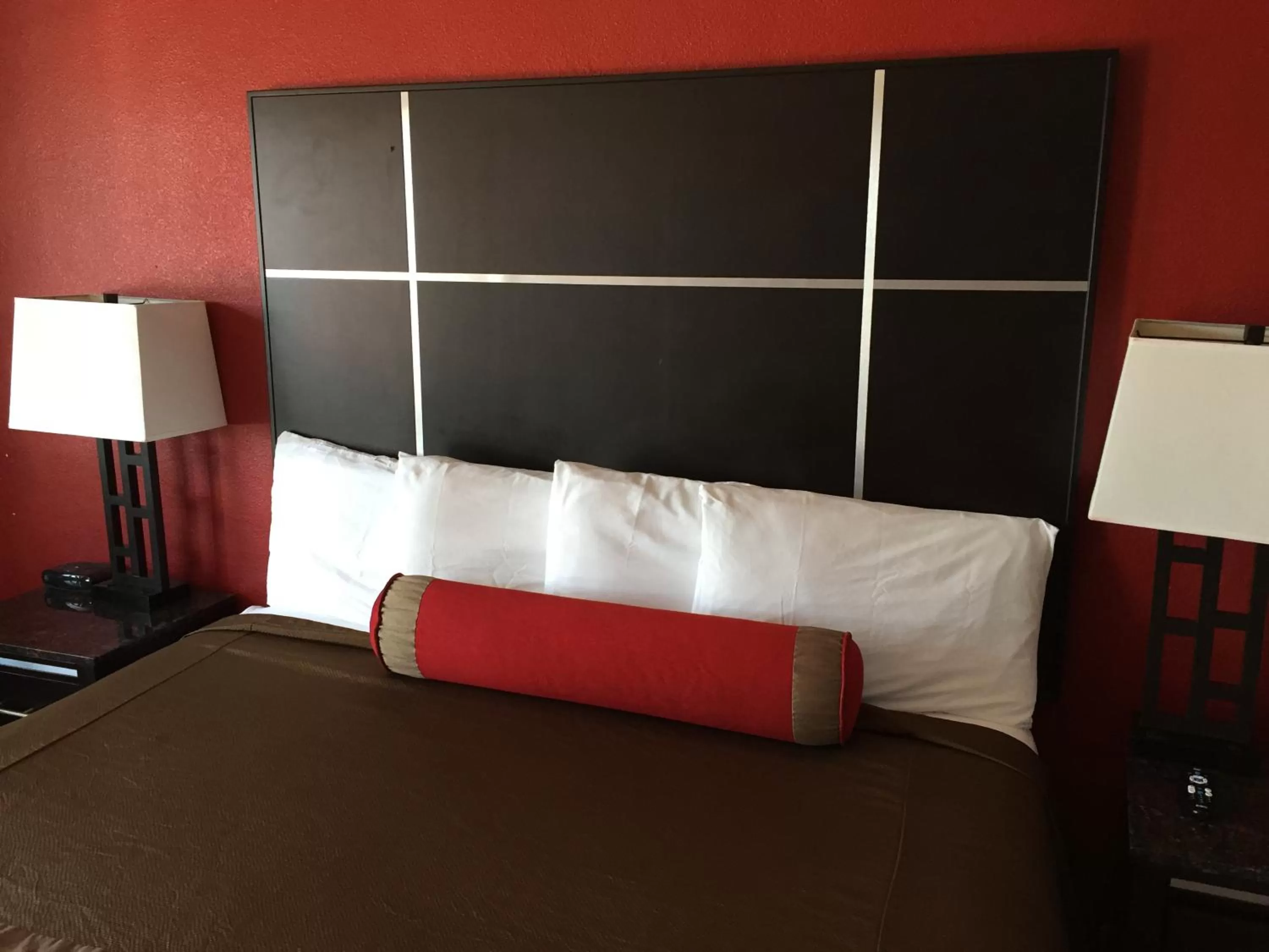 Bed in Harbor Inn & Suites Oceanside