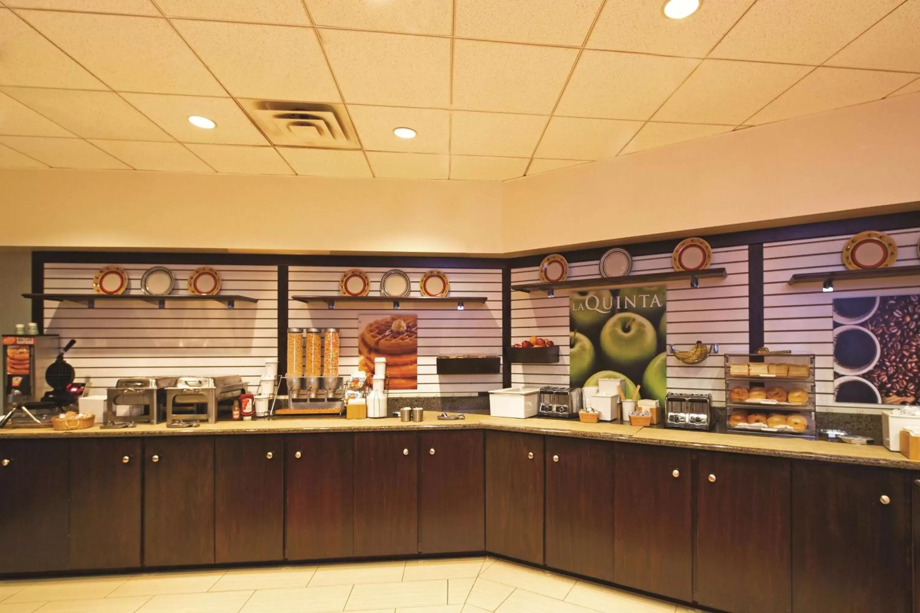 Restaurant/places to eat in La Quinta by Wyndham Salisbury Restaurant/places to eat in La Quinta by Wyndham Salisbury