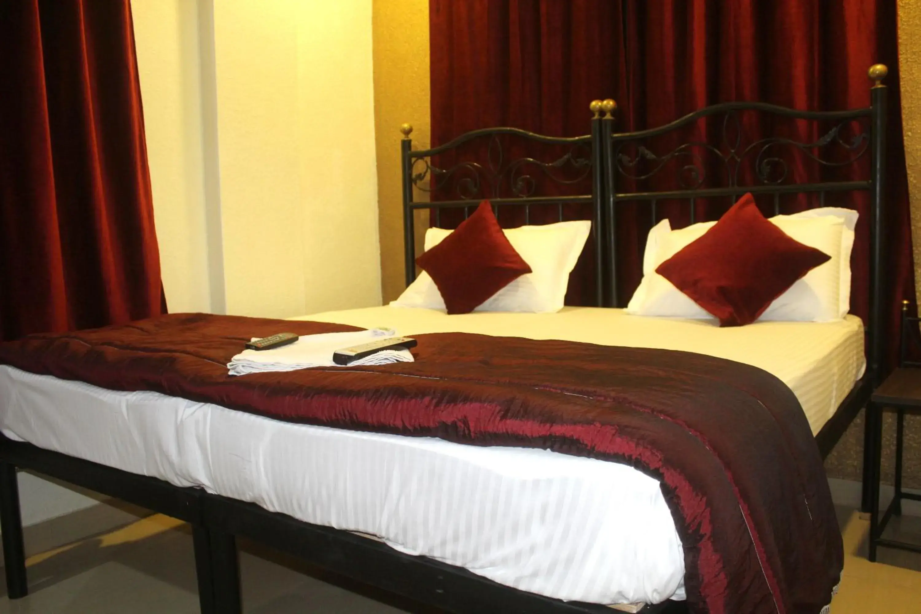 cot, Bed in Hotel Preetam