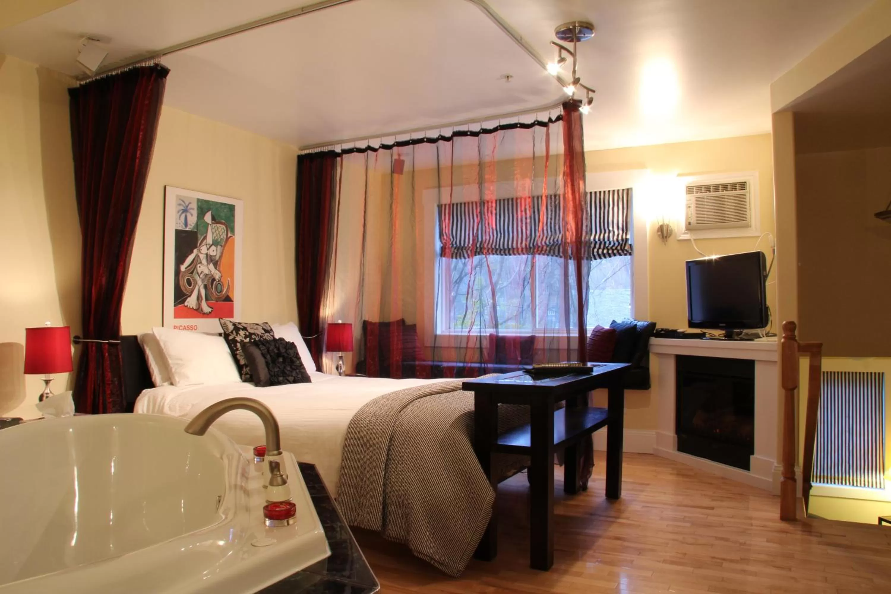 Bedroom, Bed in Leaside Manor