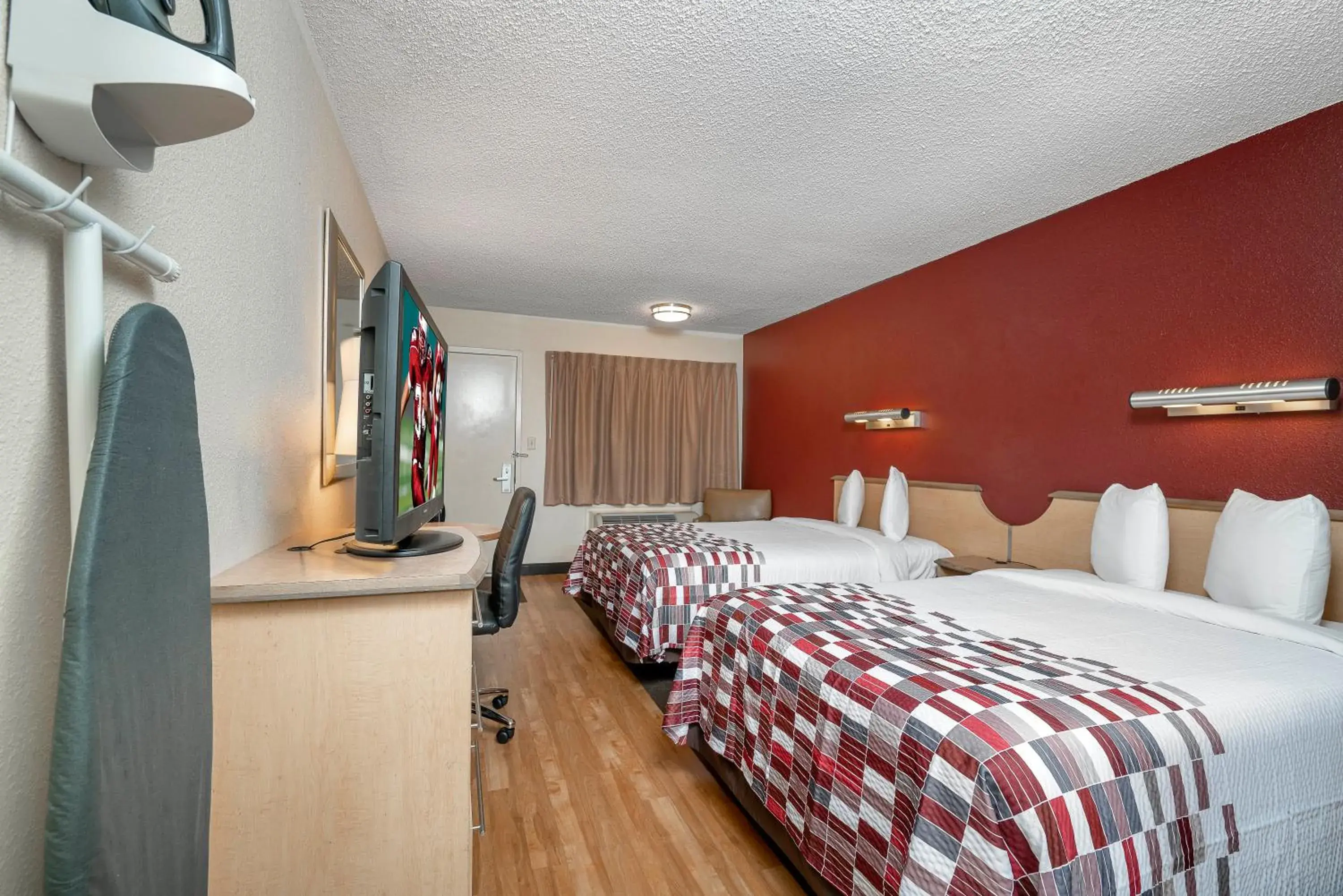 Photo of the whole room, Bed in Red Roof Inn Detroit Metro Airport - Taylor