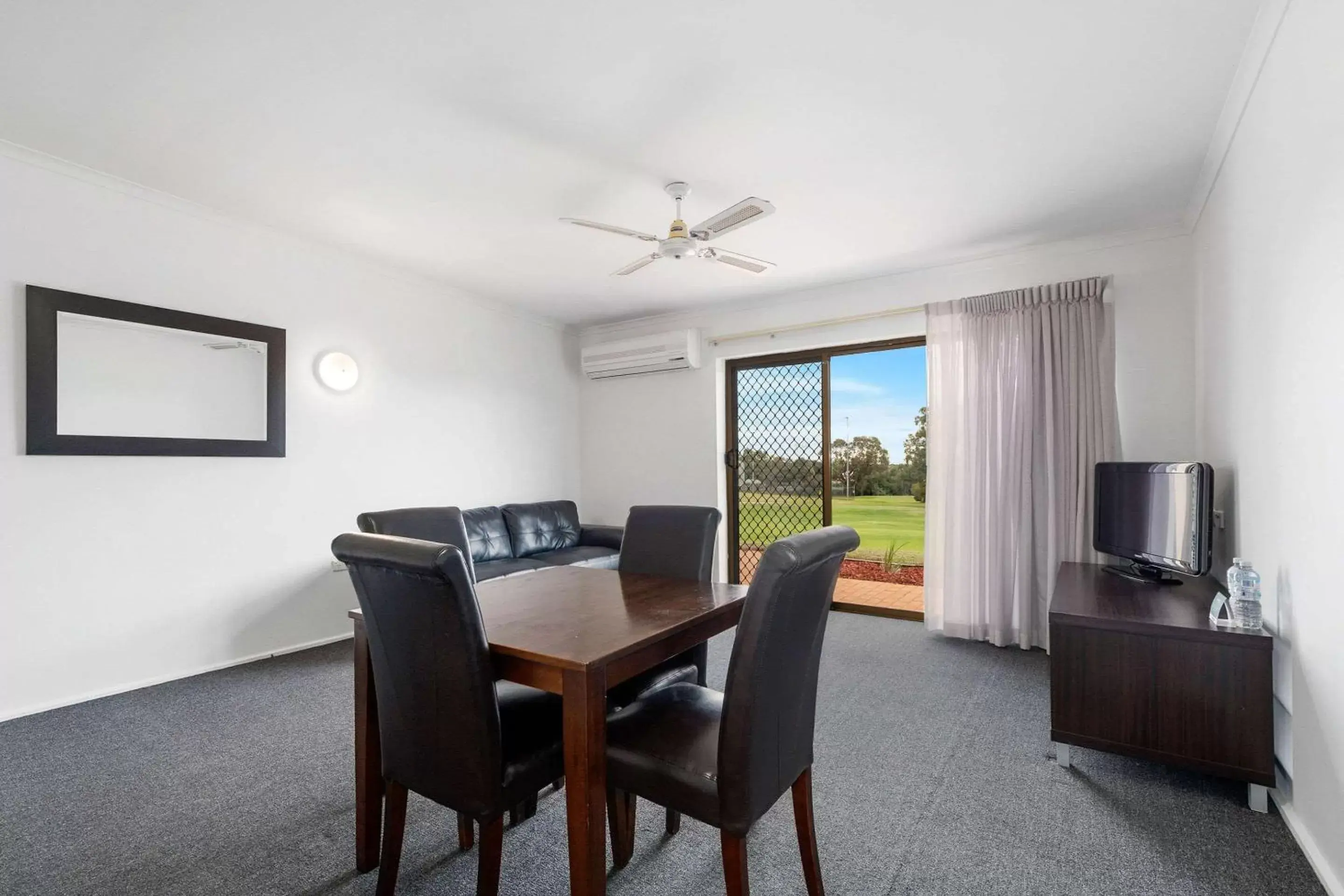 Bedroom, TV/Entertainment Center in Comfort Inn & Suites Riverland