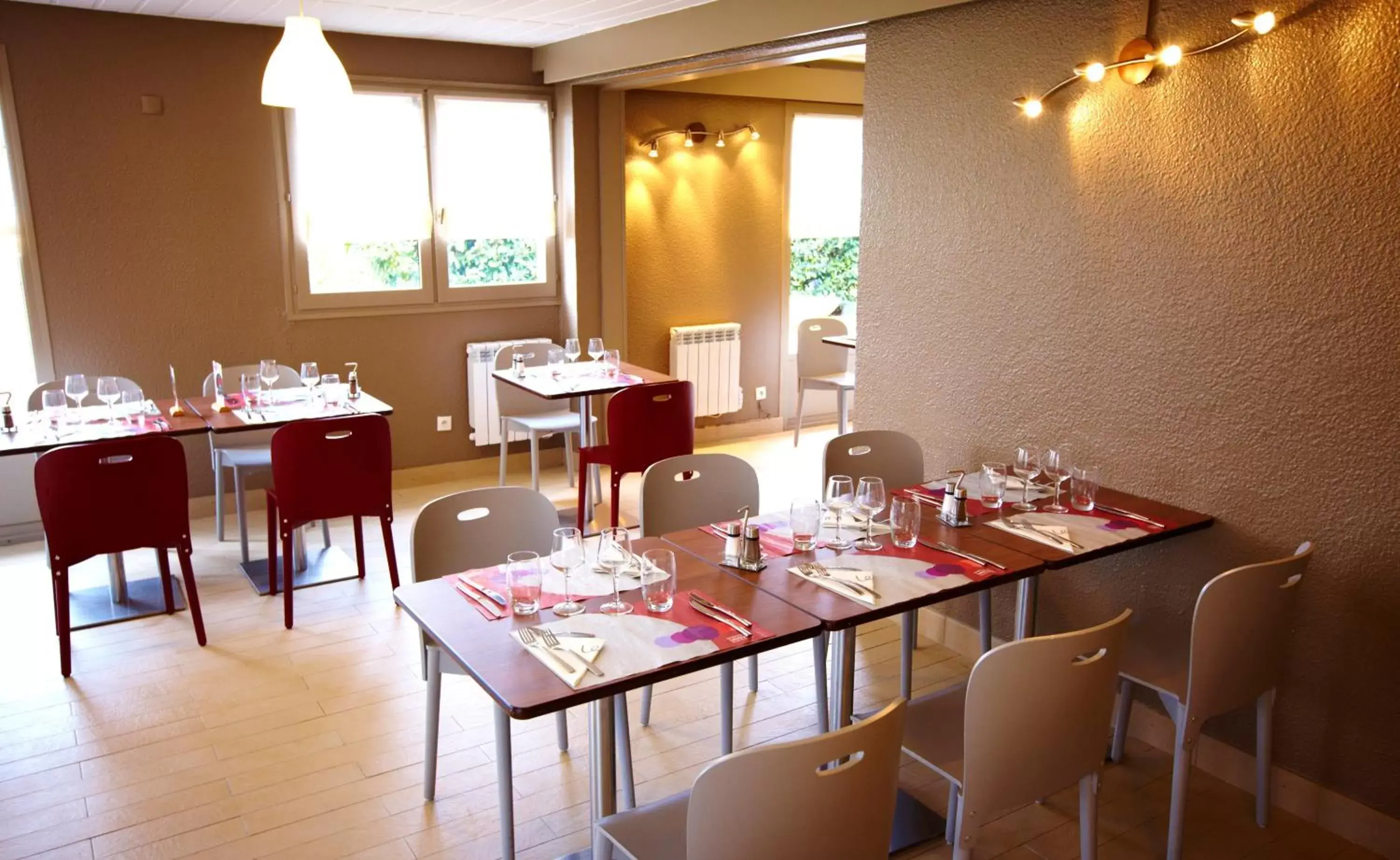 Restaurant/Places to Eat in Campanile Cergy-Pontoise