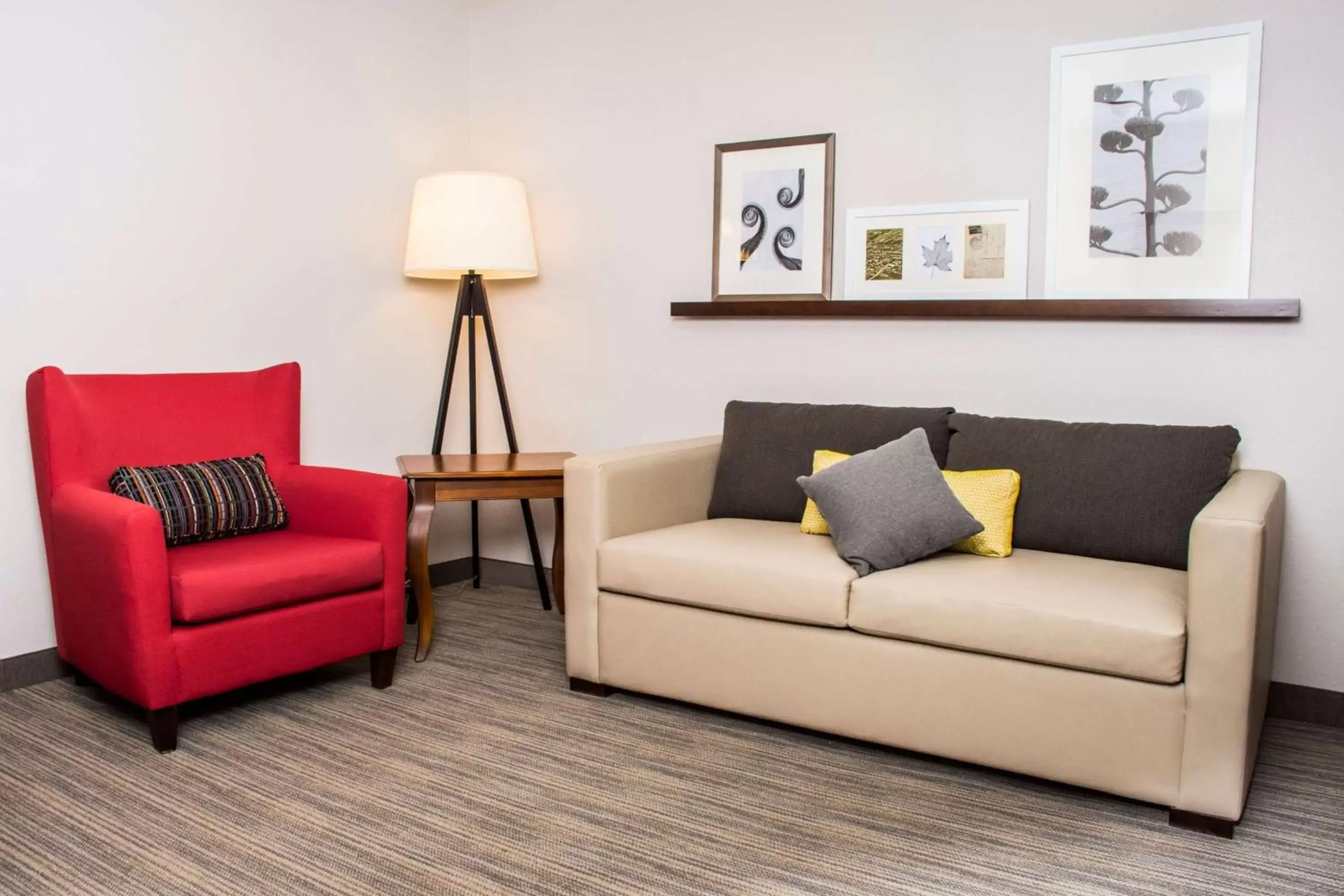 Photo of the whole room, Seating Area in Country Inn & Suites by Radisson, Winchester, VA