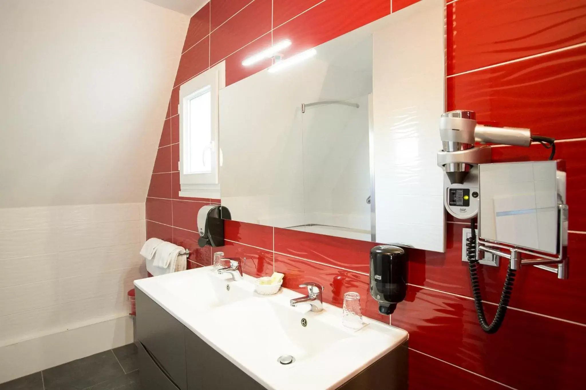 Bathroom in Les Terrasses de Saumur - Hôtel & Appartements - Restaurant & Spa (Logis)