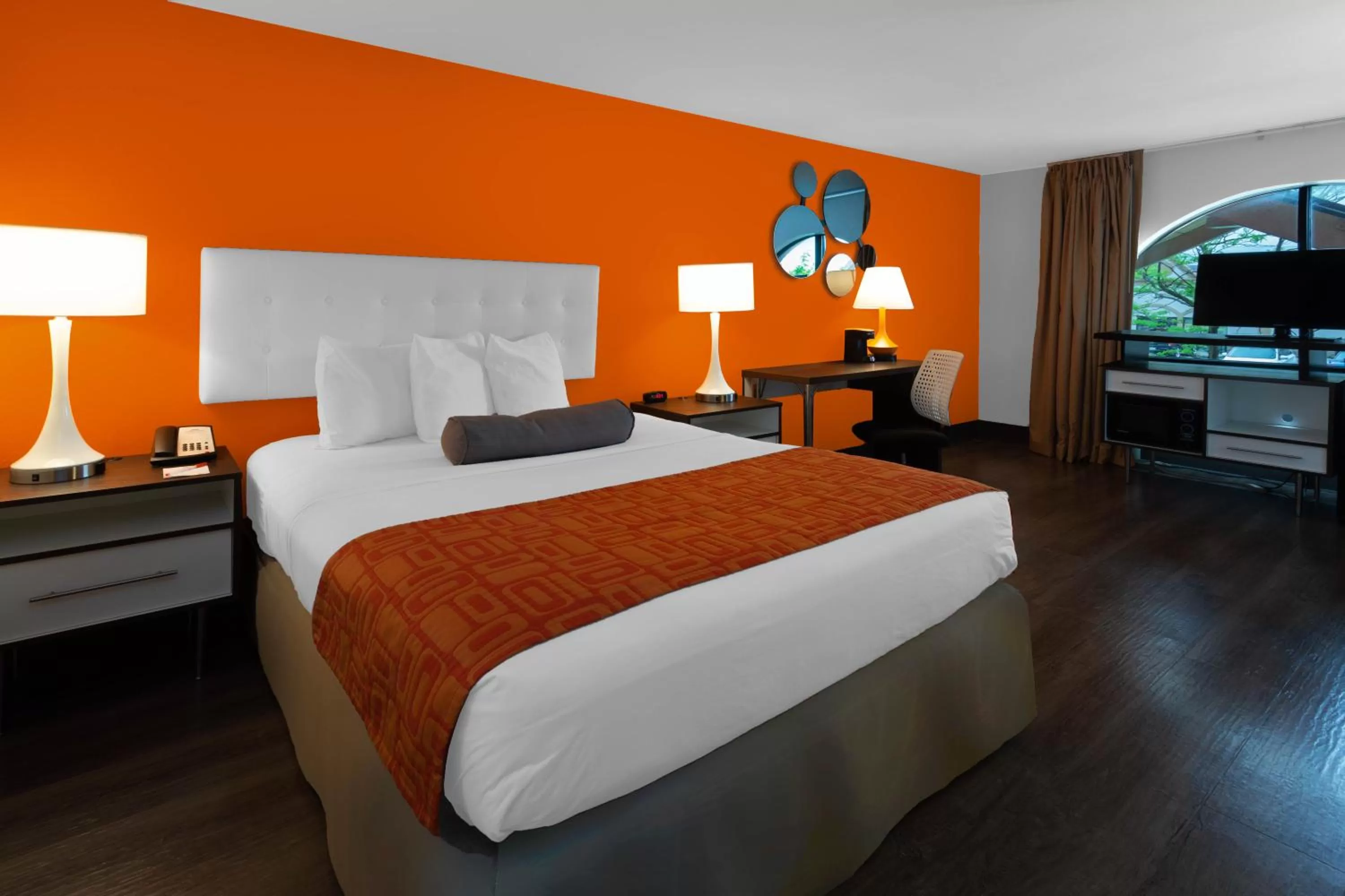 Bed in Howard Johnson by Wyndham Waukegan Great Lakes