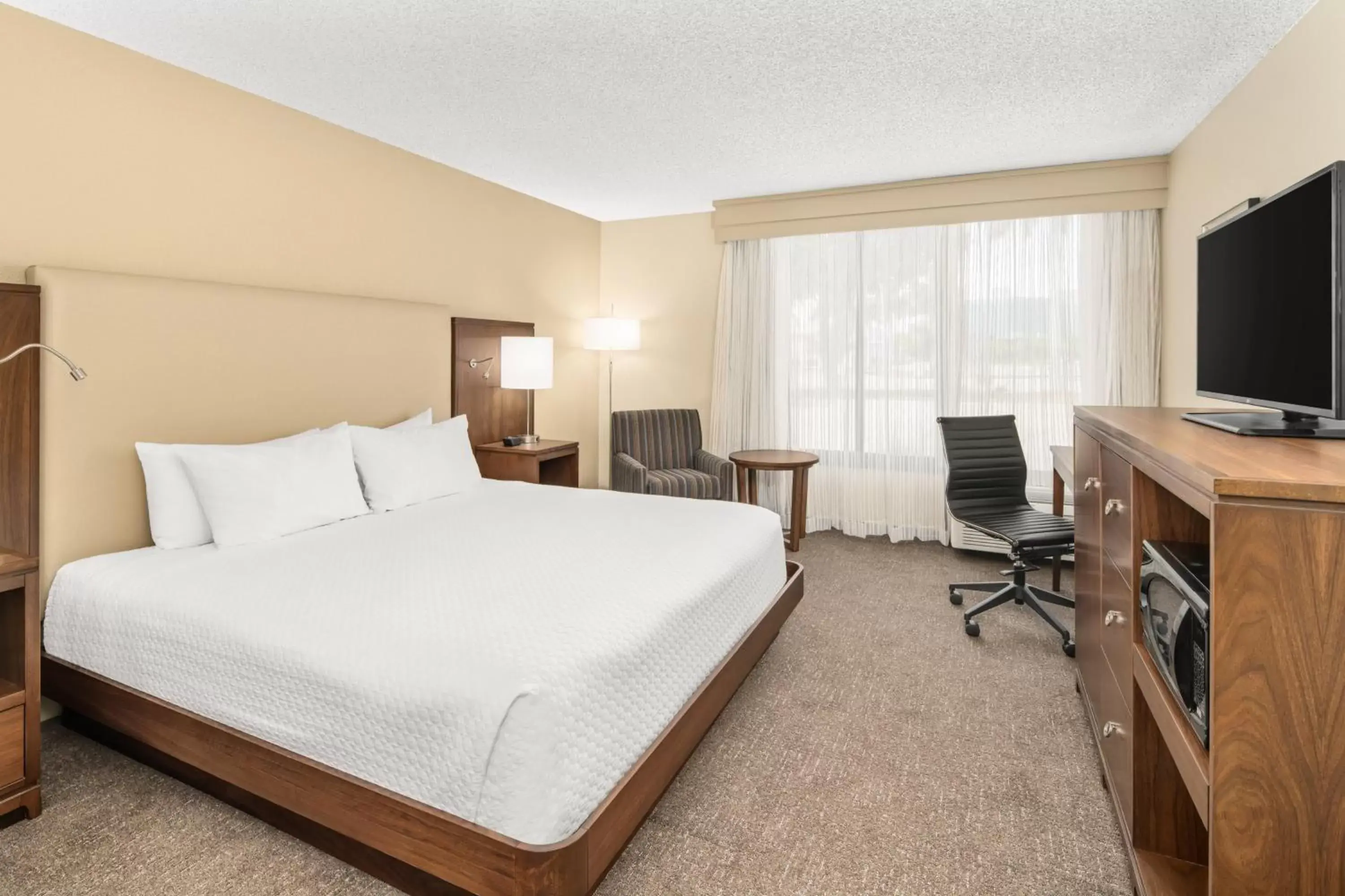 Photo of the whole room, Bed in Crowne Plaza Hotel Fort Myers at Bell Tower Shops, an IHG Hotel