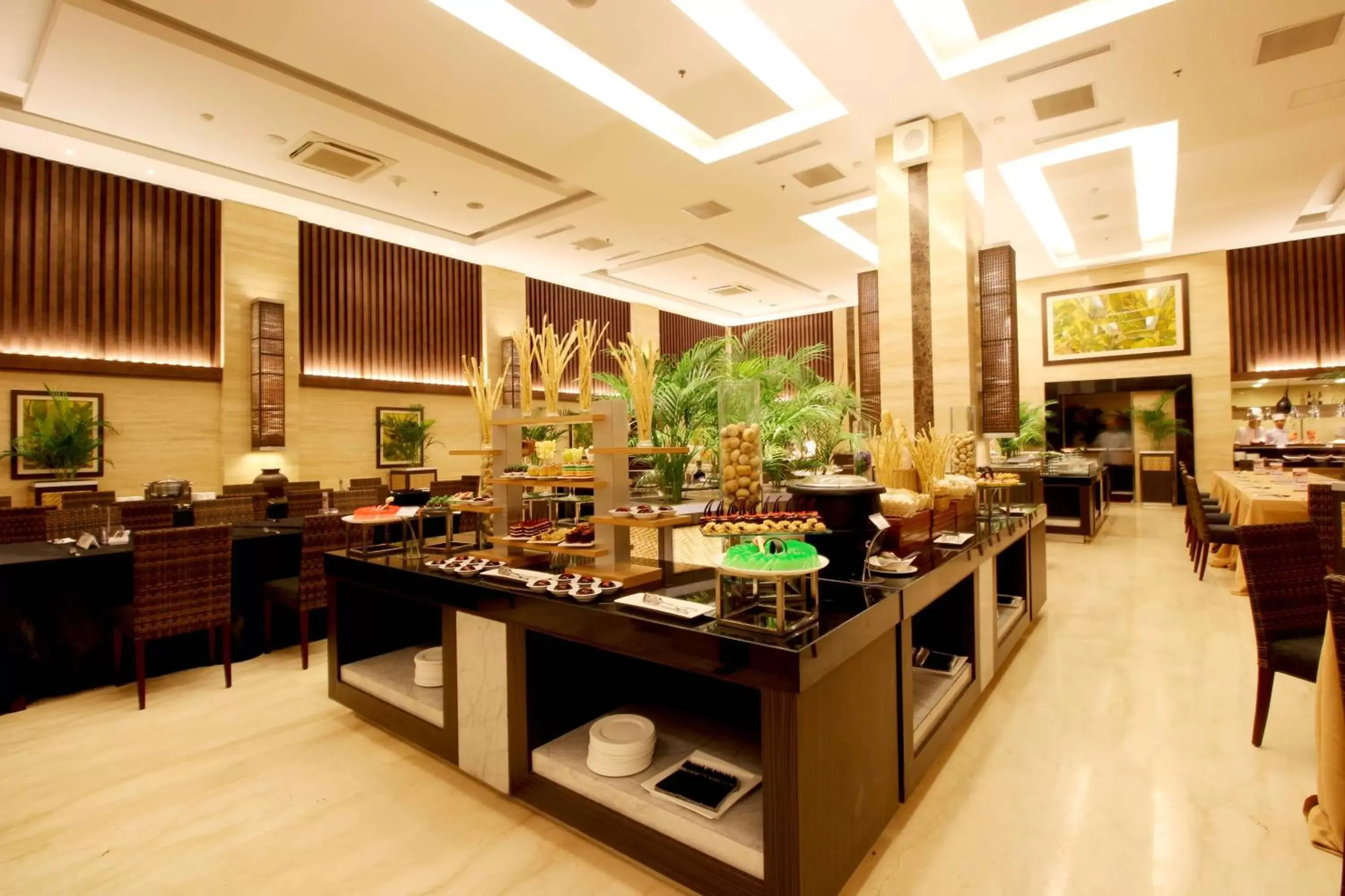 Breakfast, Restaurant/Places to Eat in Eastparc Hotel Yogyakarta