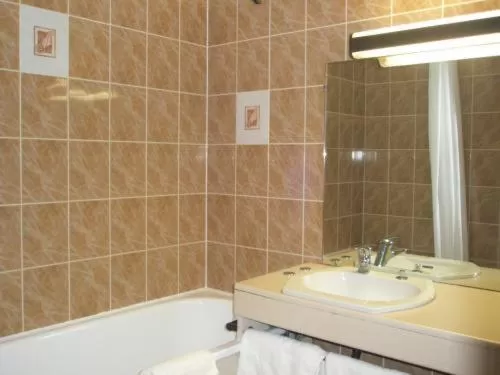 Classic Single Room with Balcony in Hôtel Restaurant Pavillon Carina