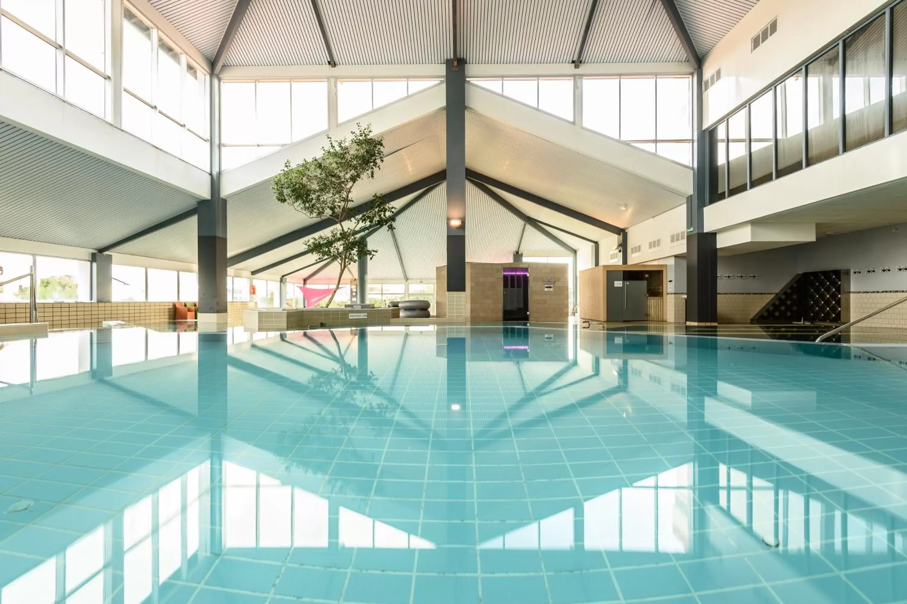 Hot Tub, Swimming Pool in Hôtel Le Biarritz