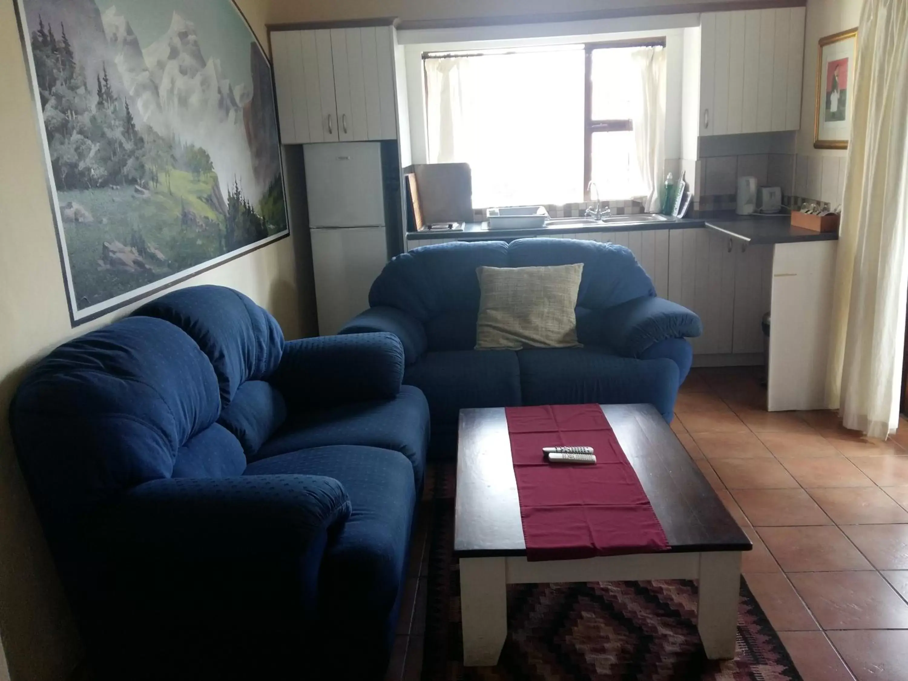 Kitchen or kitchenette, Seating Area in Alpine Inn