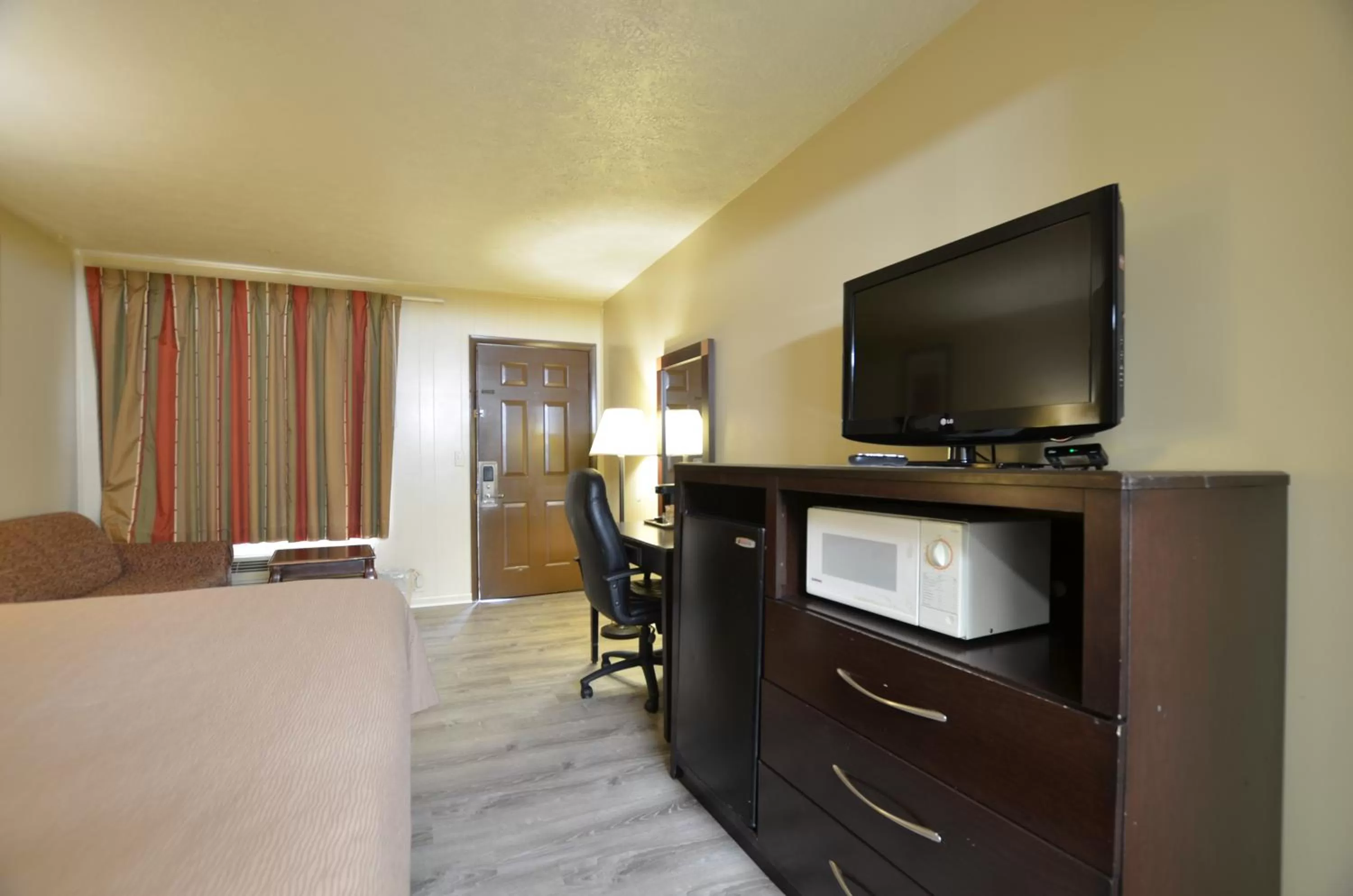 Photo of the whole room, Bed in Travelowes Motel - Maggie Valley