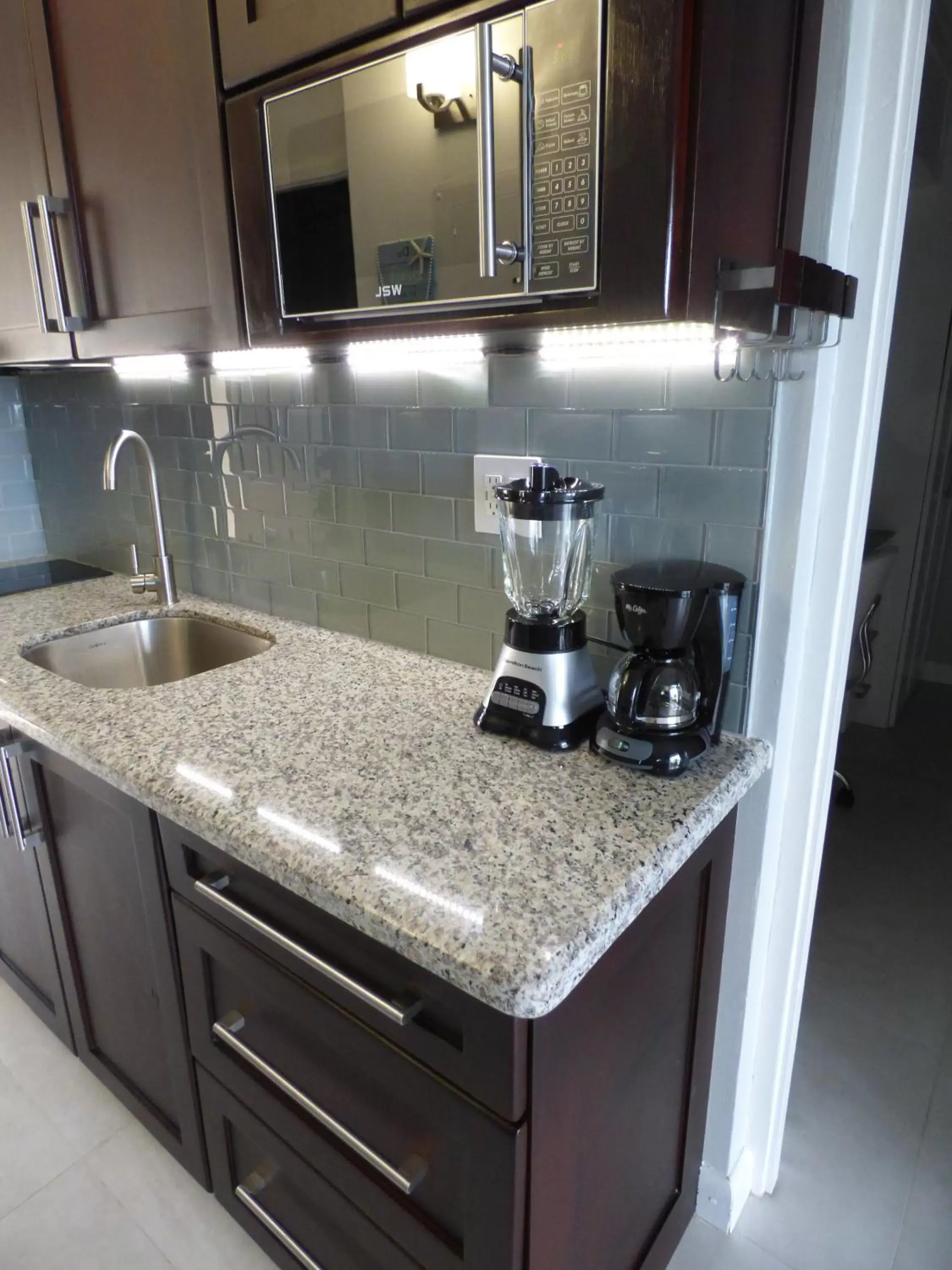 Coffee/tea facilities, Kitchen/Kitchenette in Beach Two Bedroom Loft Suite E29