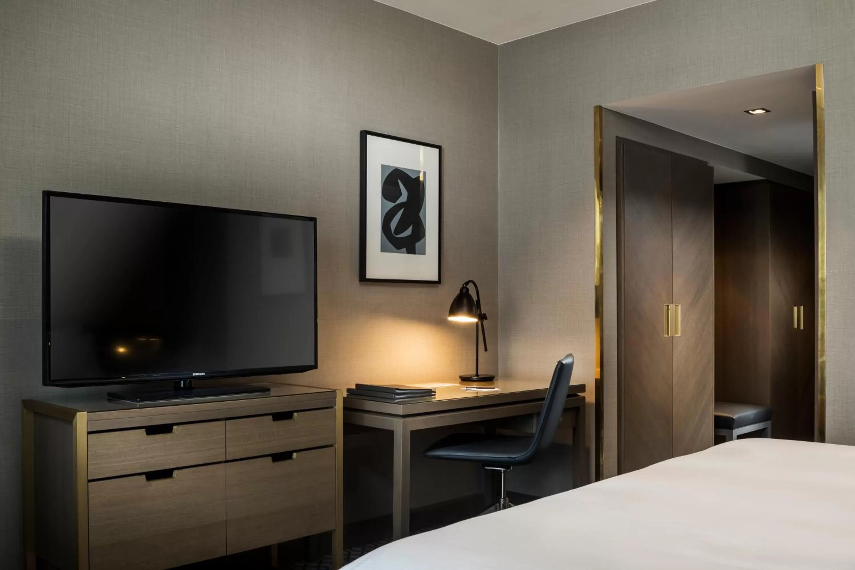 TV and multimedia, Bed in Hilton Vienna Plaza