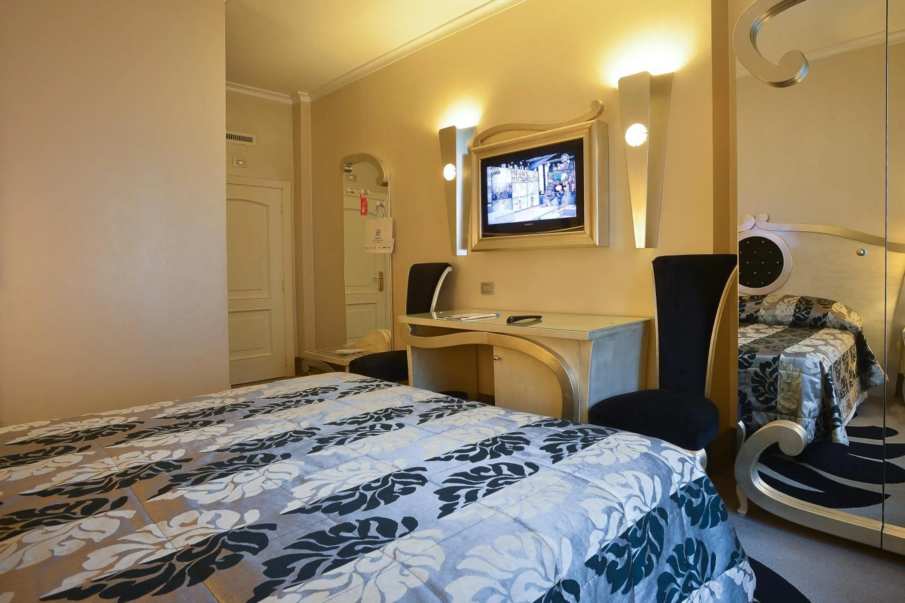 Photo of the whole room, Bed in Zanhotel Tre Vecchi