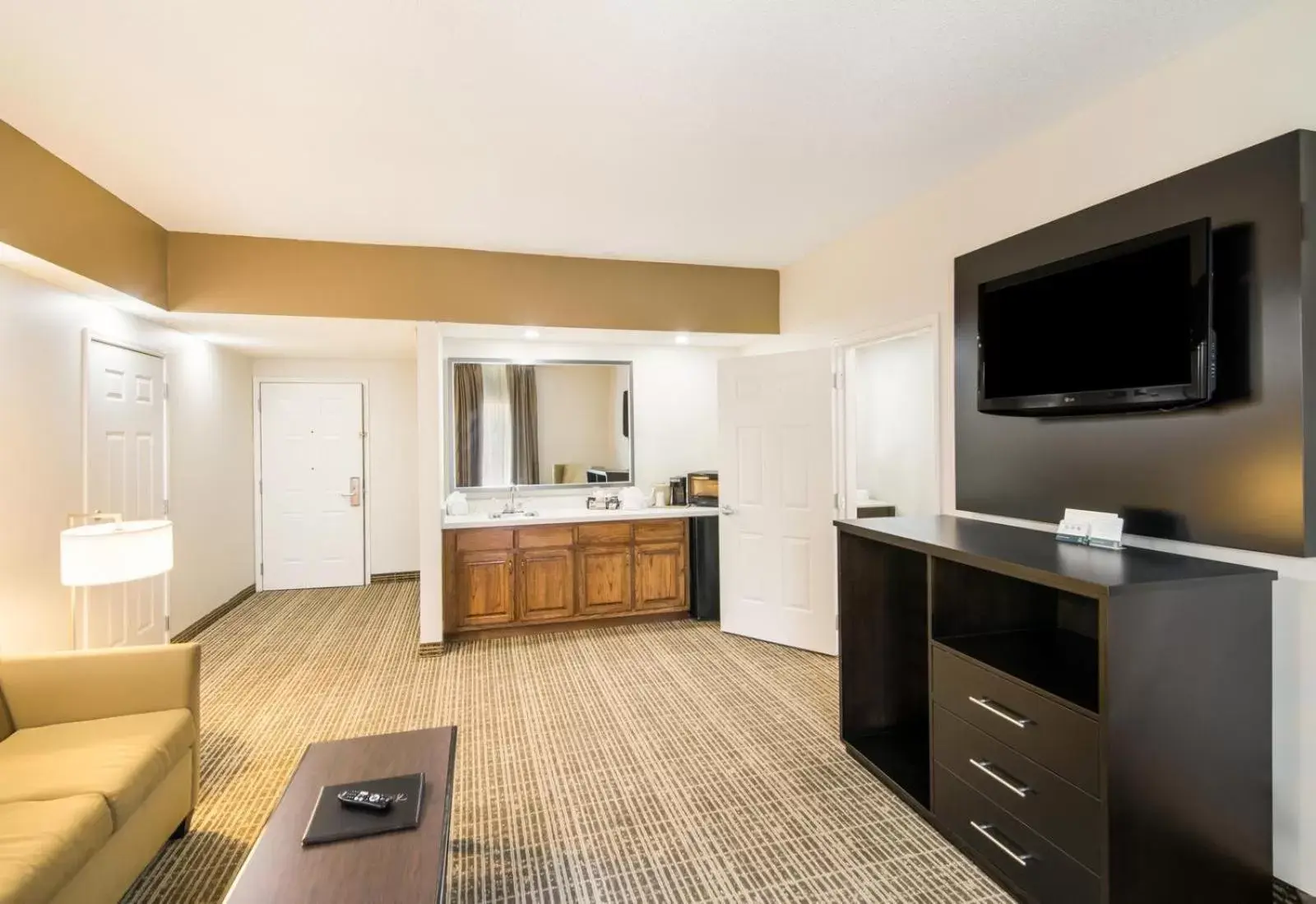 Seating area, TV/Entertainment Center in Quality Inn Crestview Near Eglin AFB