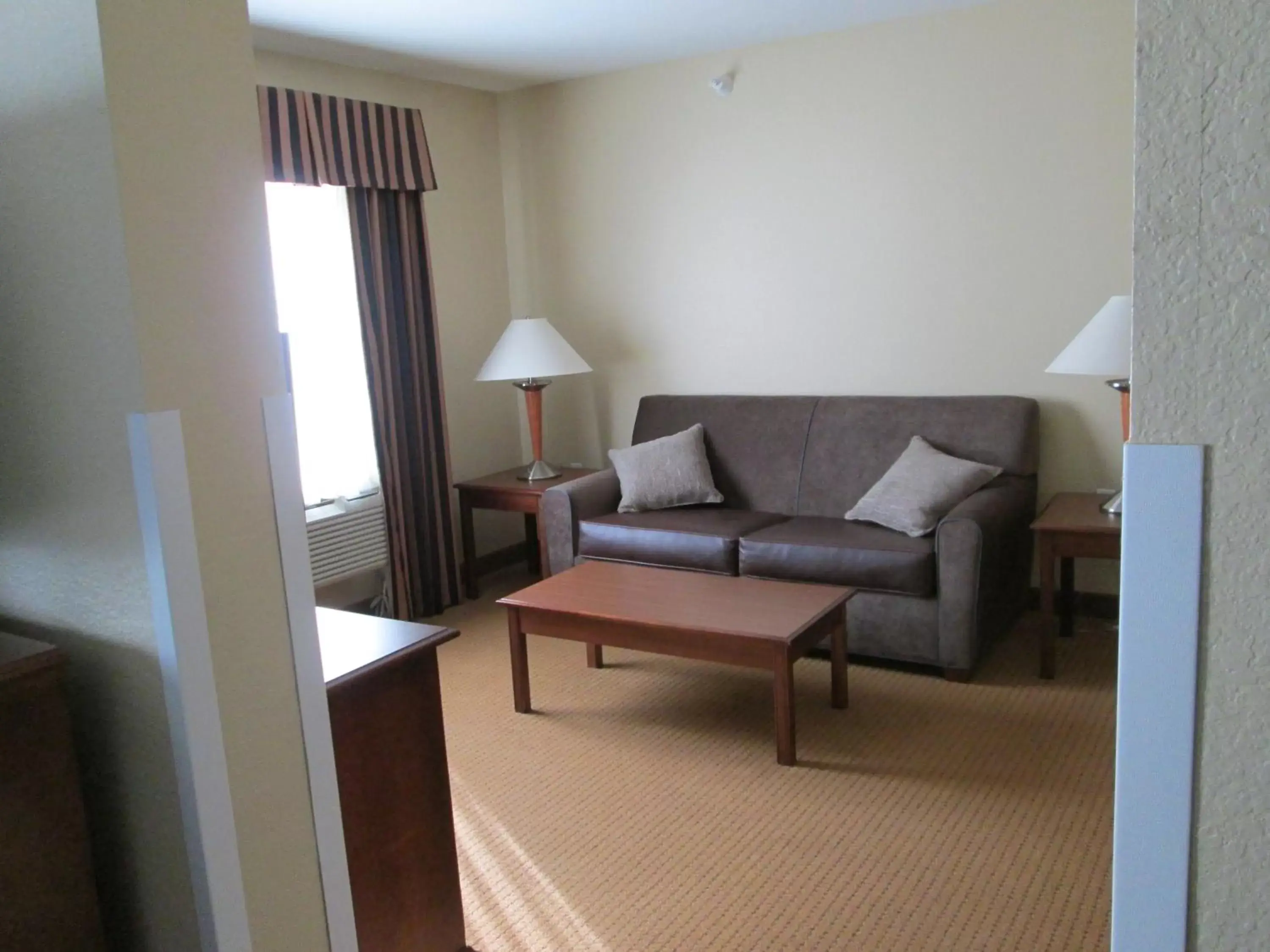 Photo of the whole room, Seating Area in Holiday Inn Express - Newell-Chester WV, an IHG Hotel