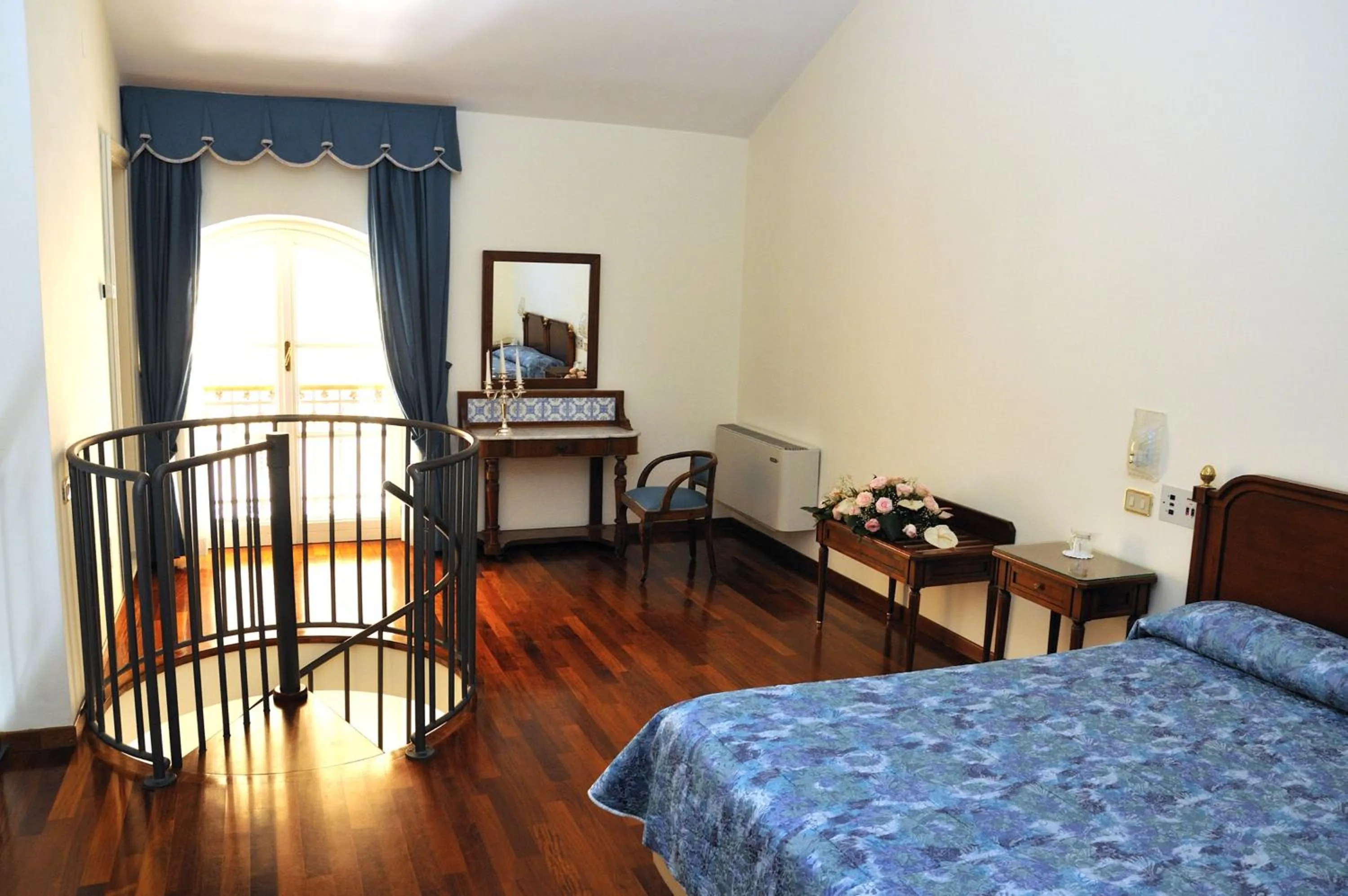 Photo of the whole room, Bed in Villa Irlanda Grand Hotel