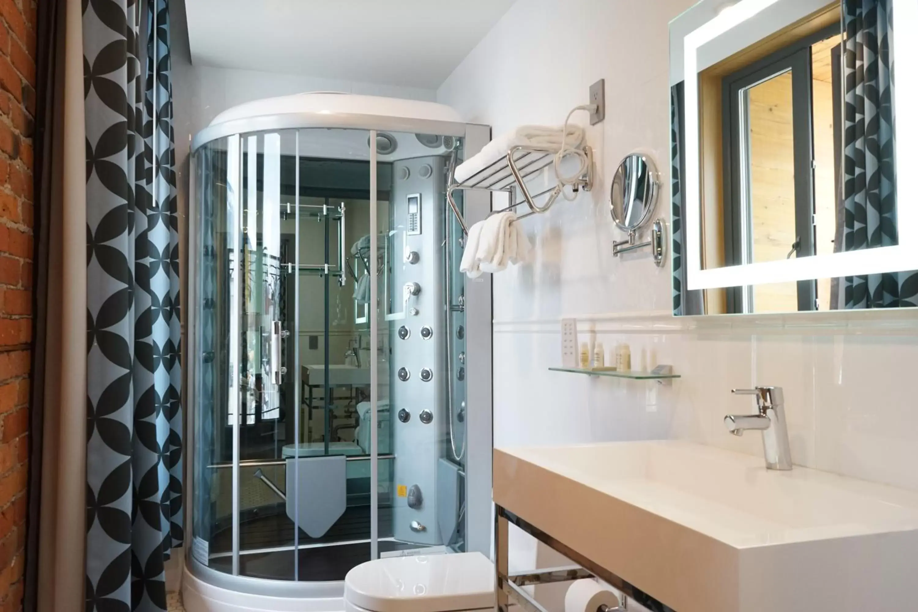 Shower, Bathroom in Savoy Hotel