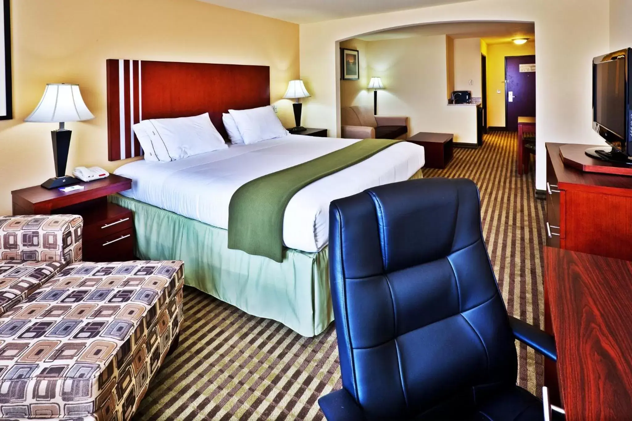 Photo of the whole room, Bed in Holiday Inn Express & Suites Perry, an IHG Hotel