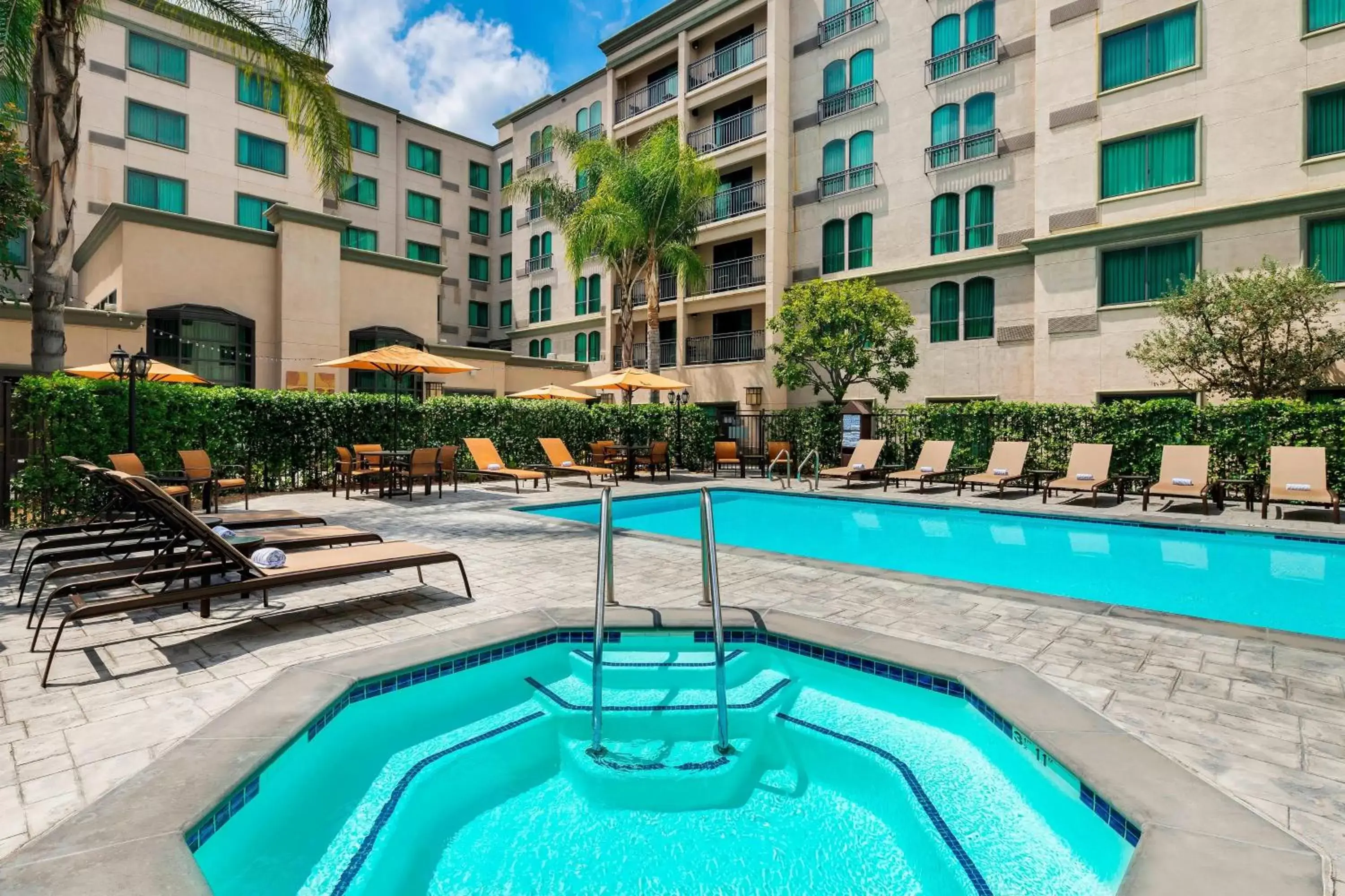 Swimming Pool in Courtyard by Marriott Los Angeles Pasadena Old Town