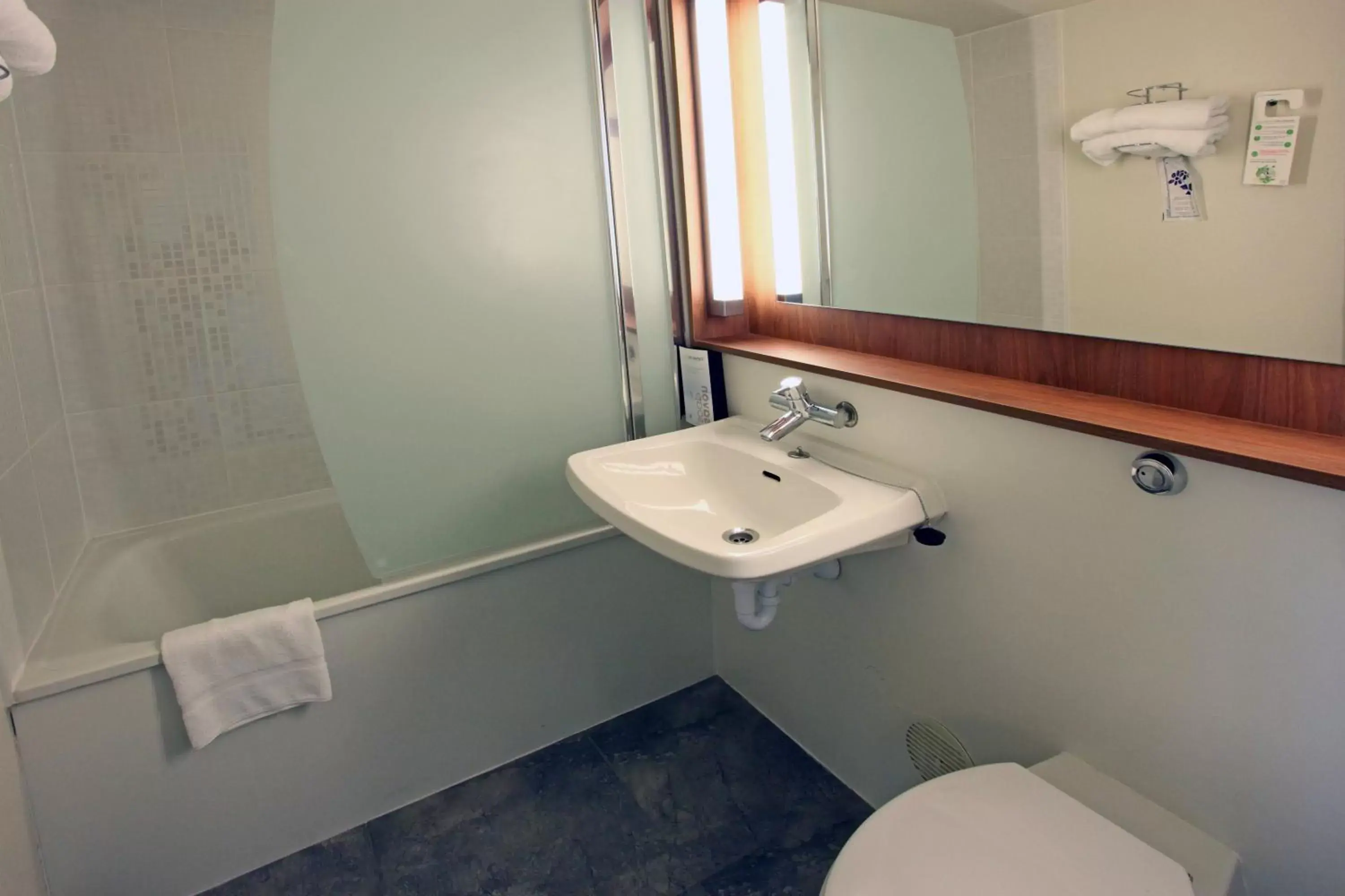 Bathroom in Campanile Angers Ouest - Beaucouzé