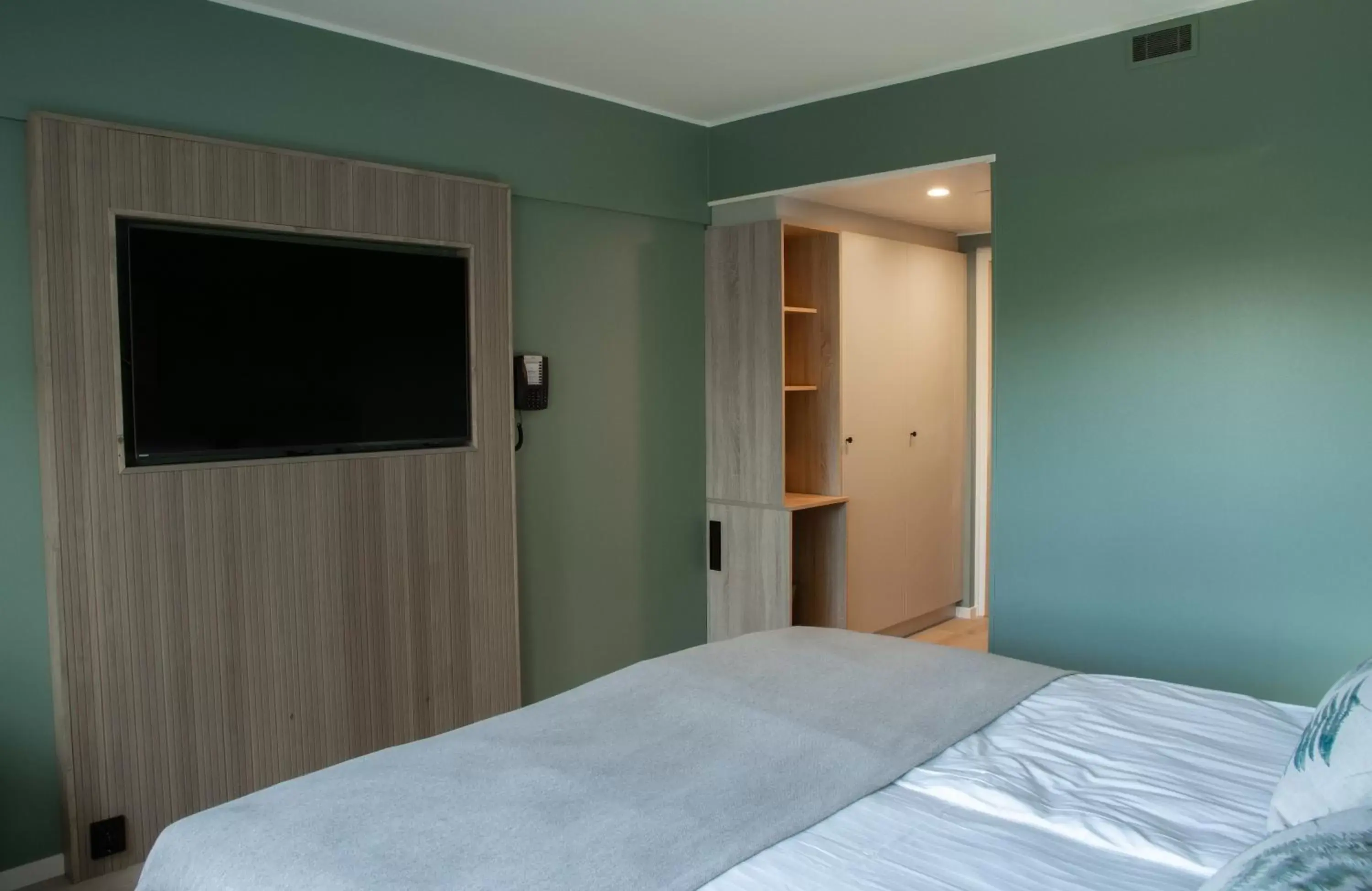 Bed, TV/Entertainment Center in Ruissalo Spa Hotel