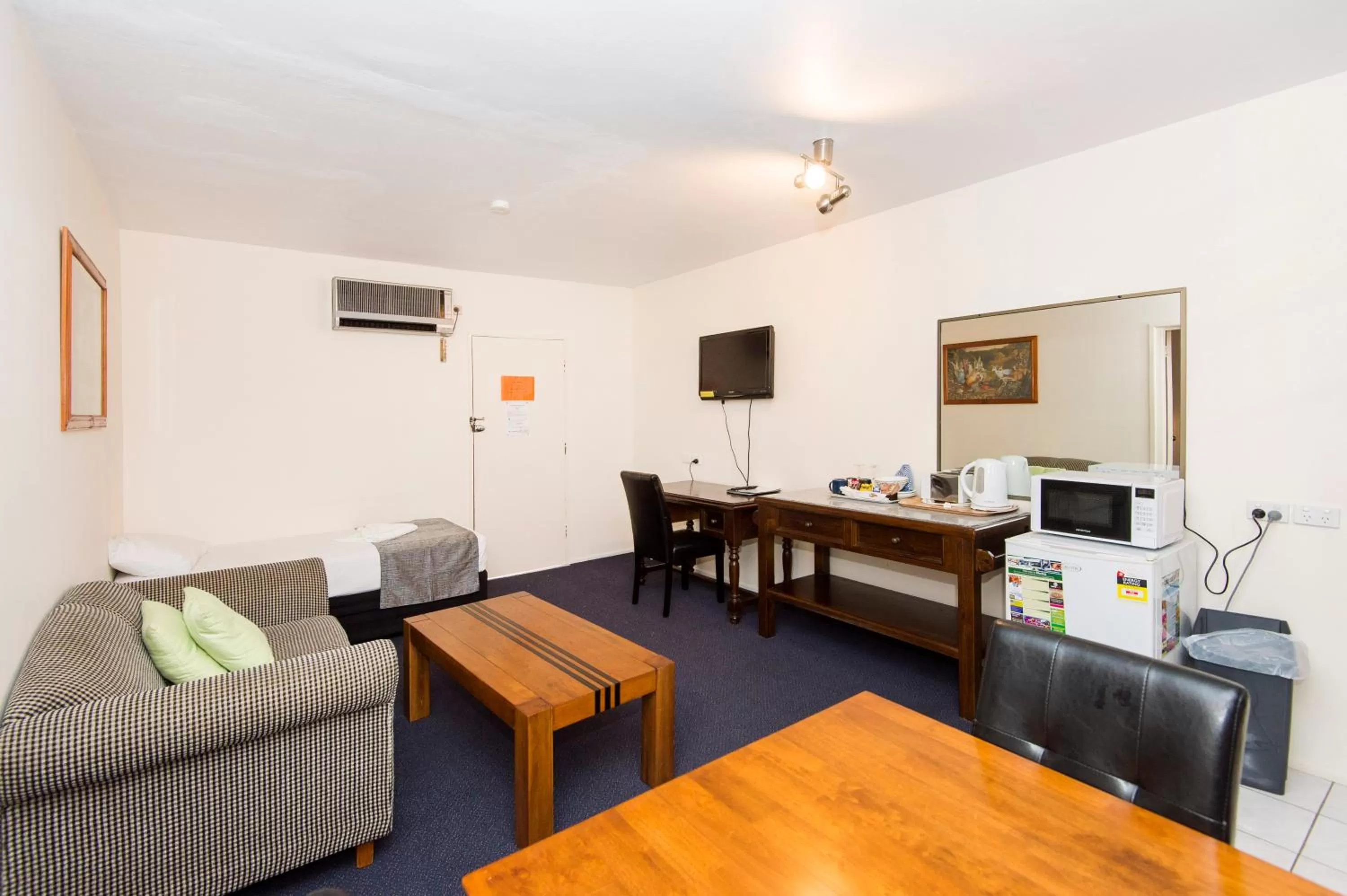 Seating area in Mid City Motor Inn