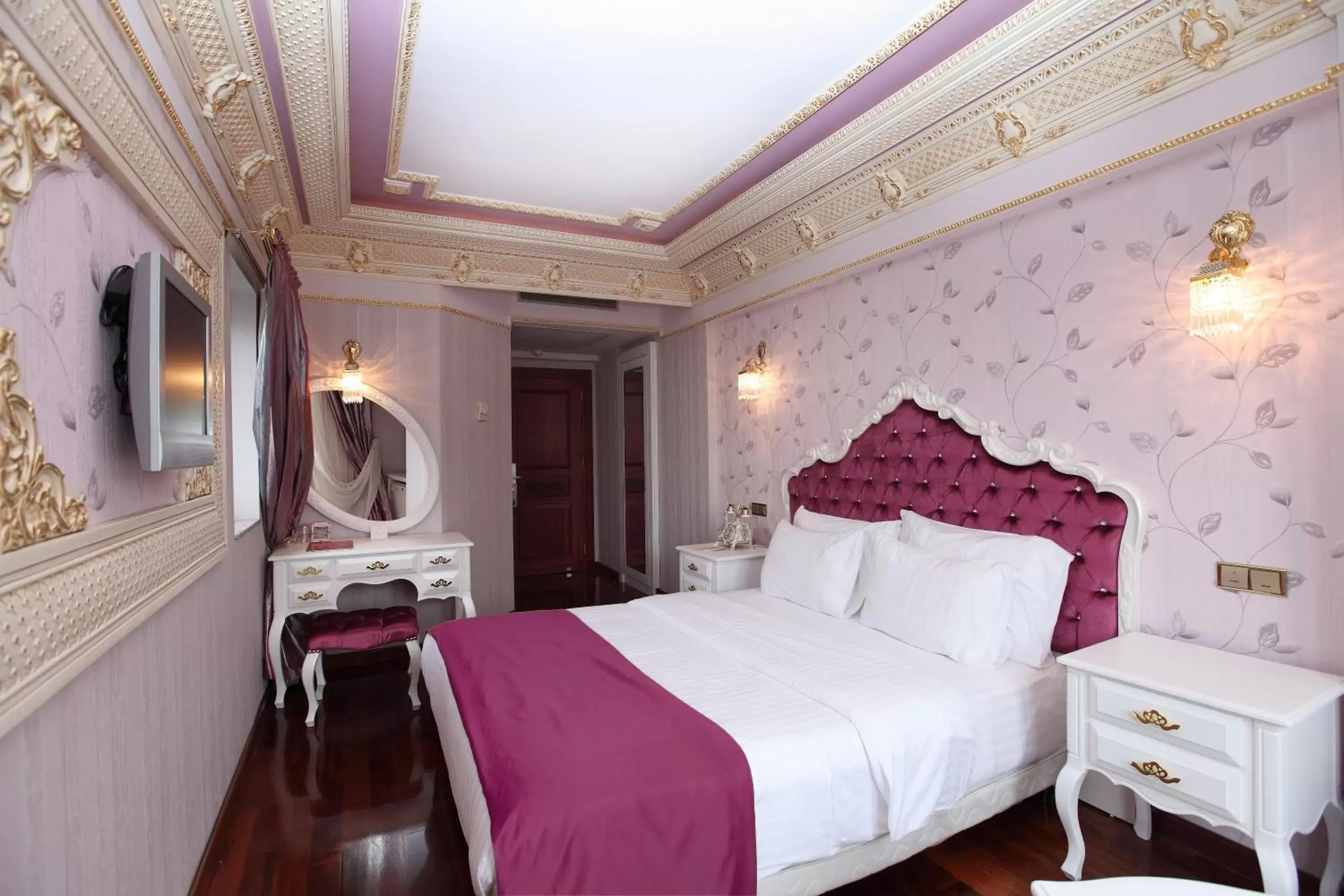 Bed in Deluxe Golden Horn Sultanahmet Hotel