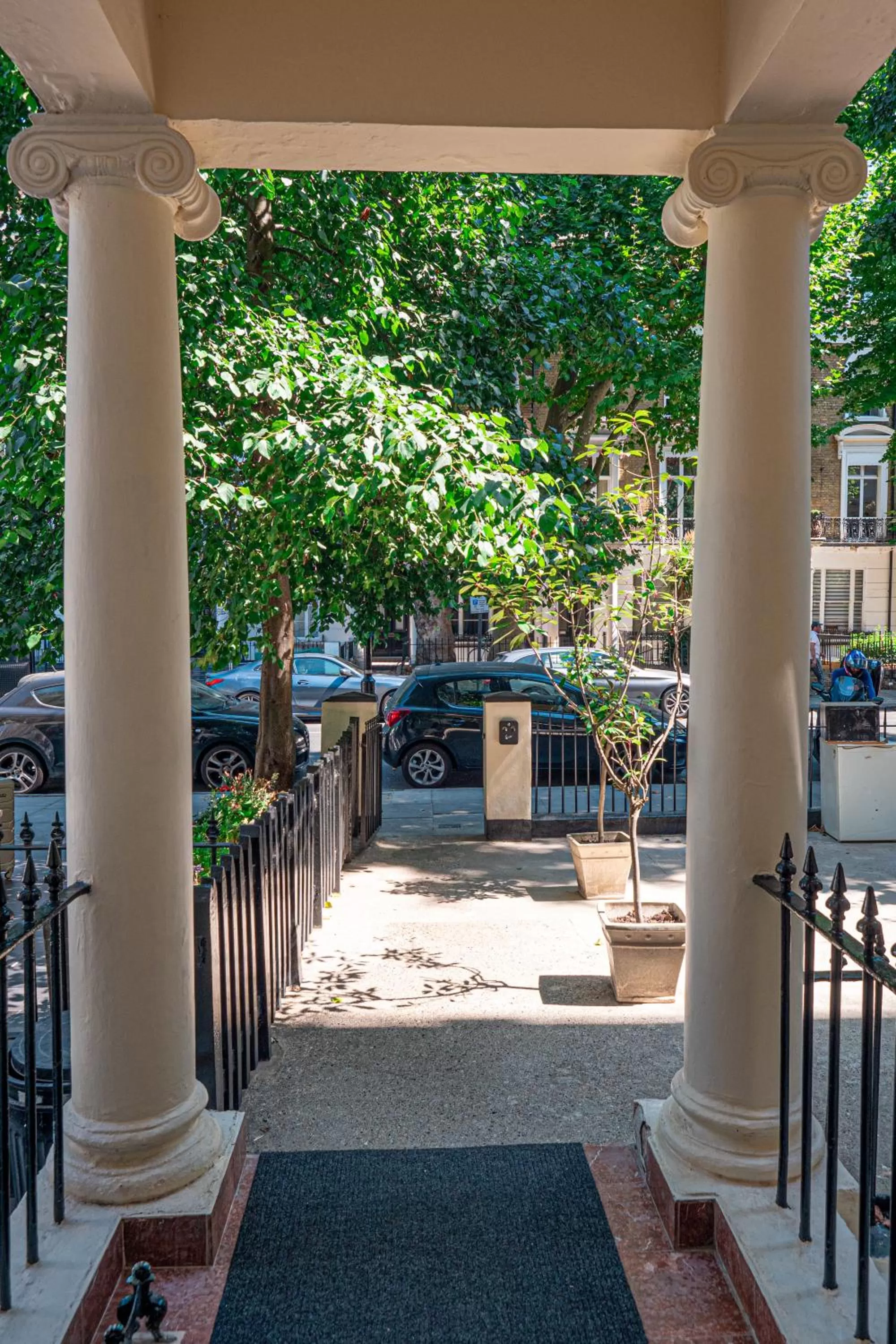 Property building in Hyde Park Green