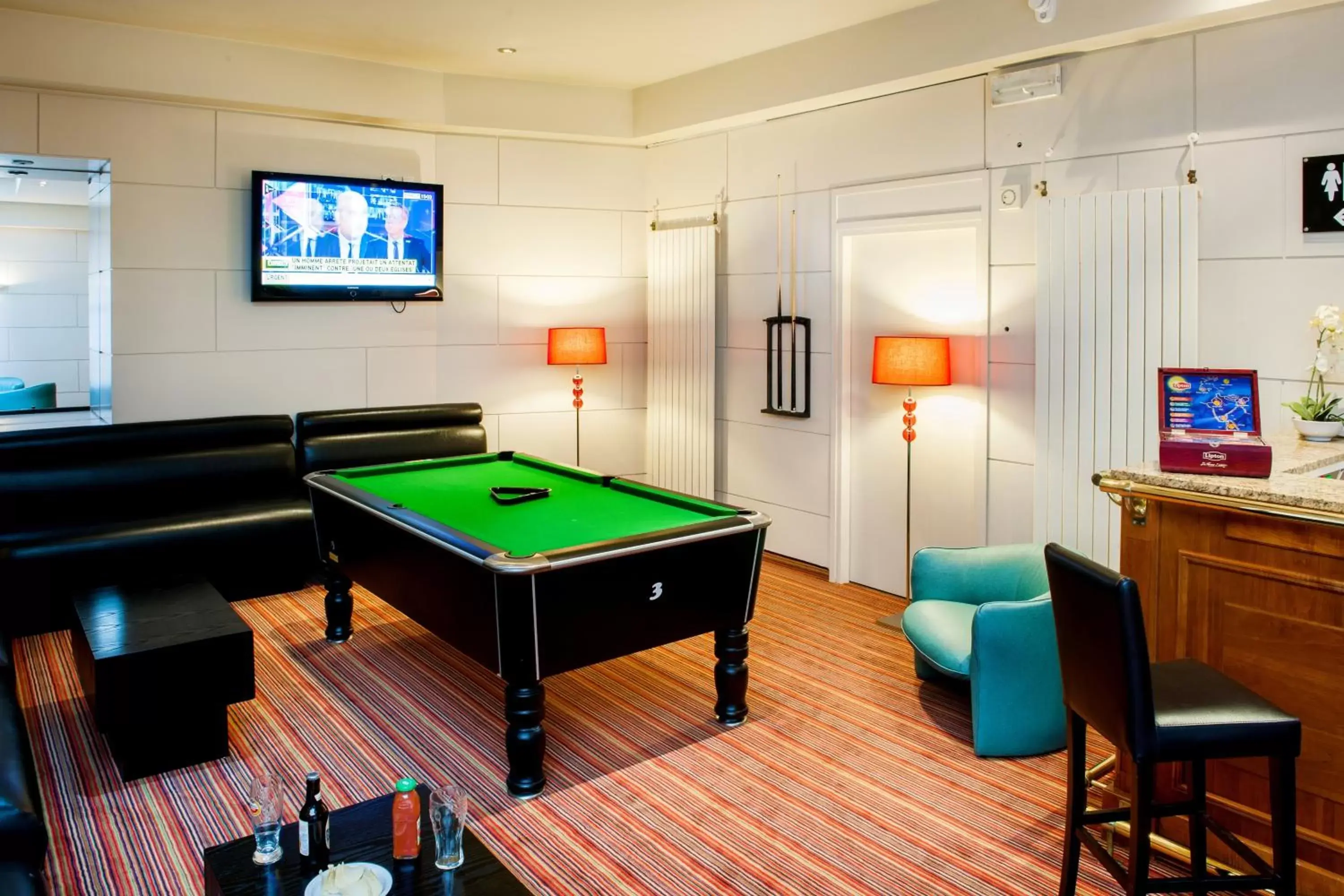 Living room, Billiards in Hôtel Continental