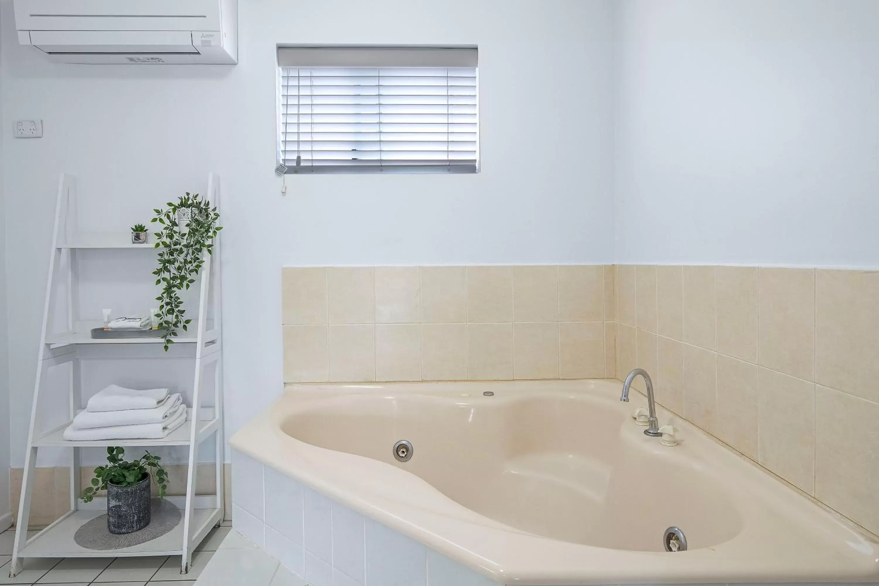 Hot Tub, Bathroom in Comfort Inn North Brisbane