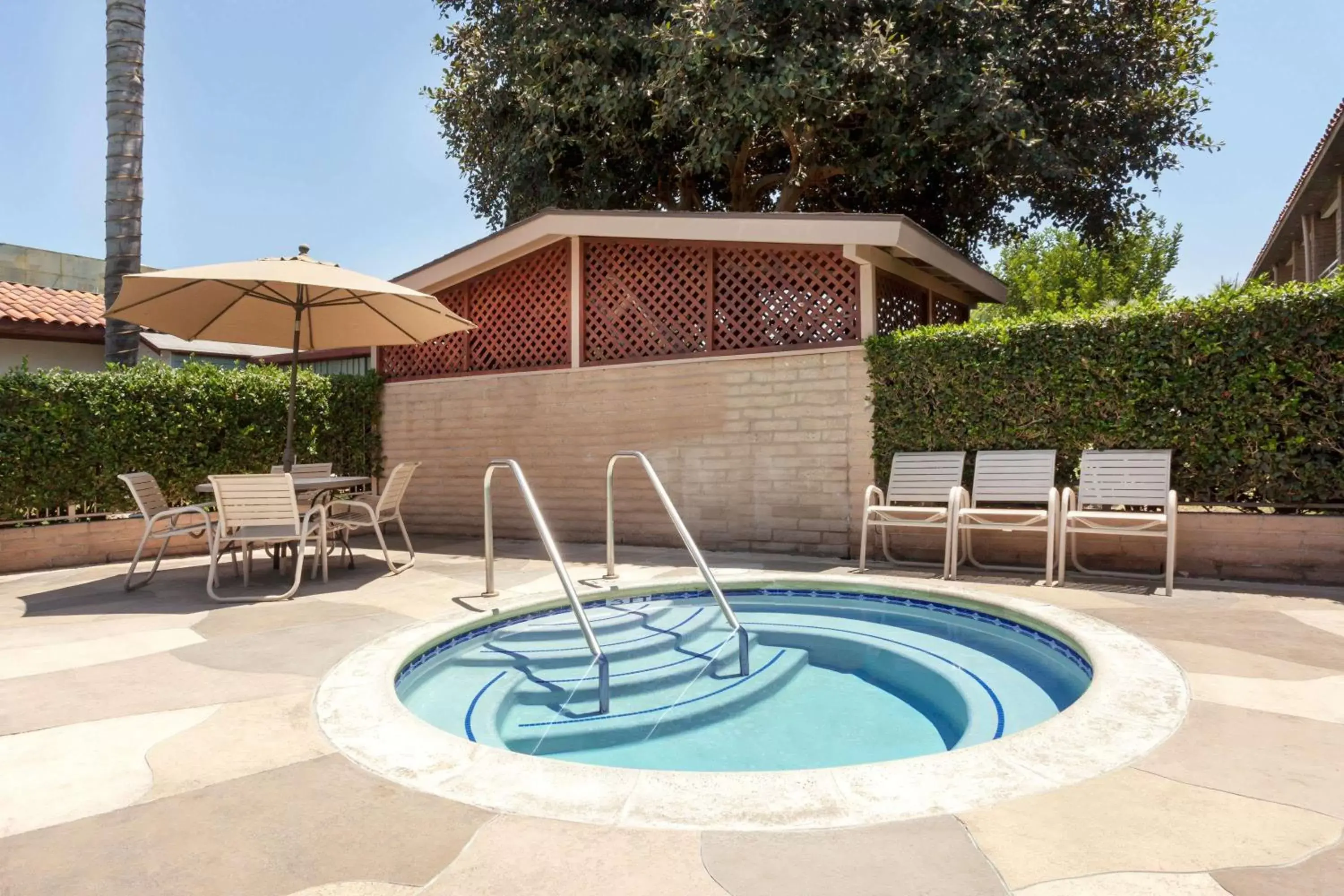 On site, Swimming Pool in Travelodge by Wyndham Orange County Airport/ Costa Mesa