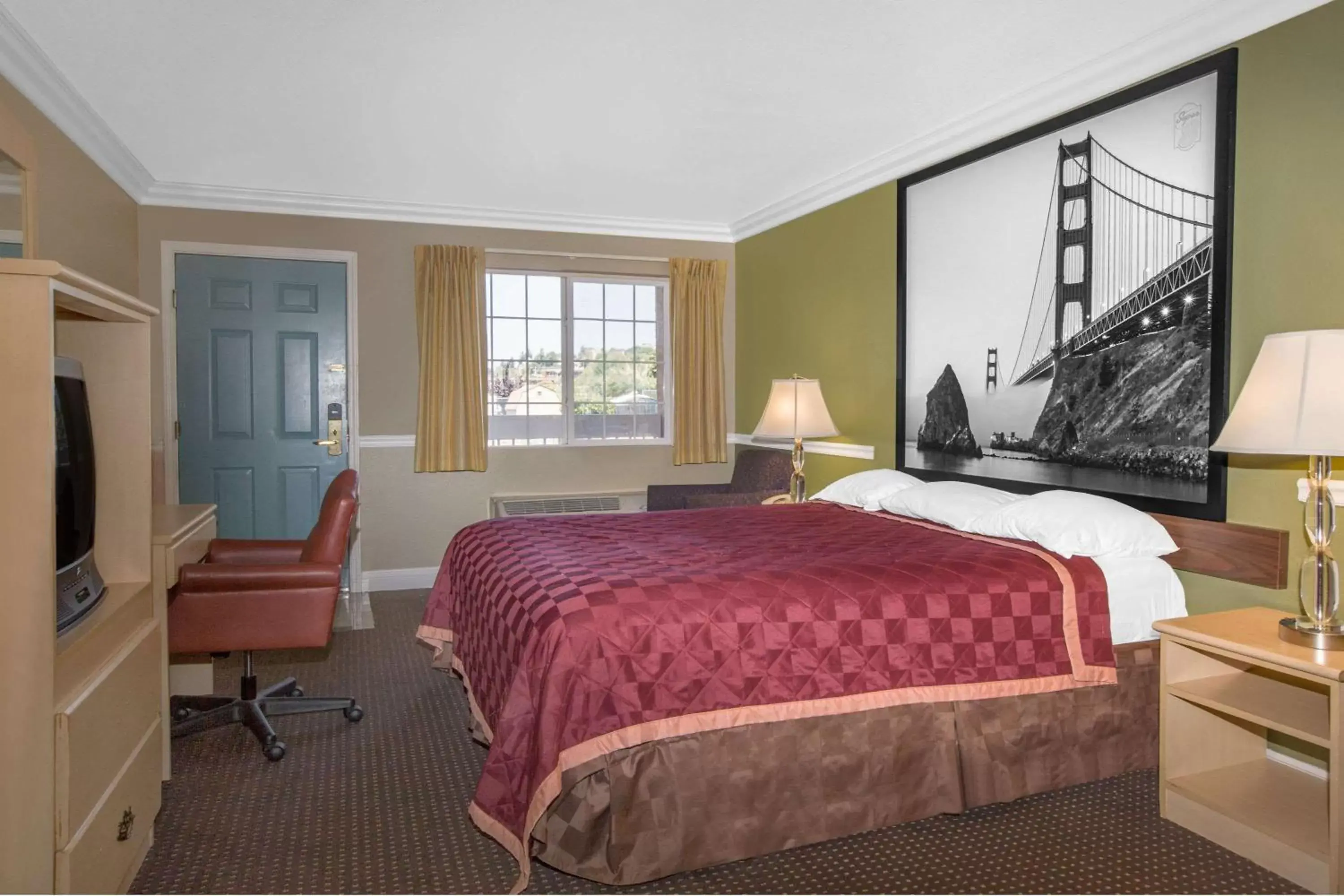 Photo of the whole room, Bed in Super 8 by Wyndham Hayward Downtown