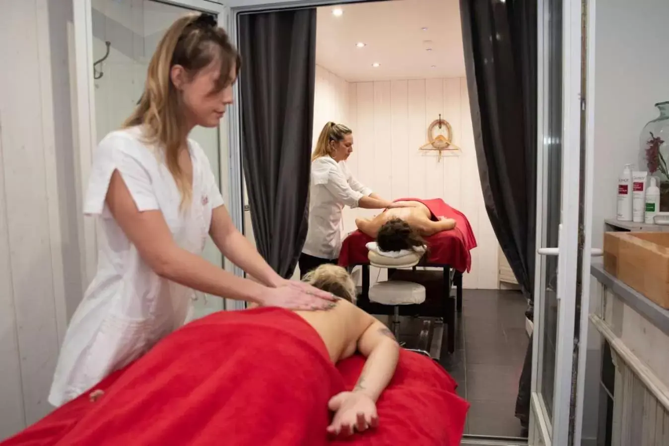 Massage in Elégance Suites Hôtel