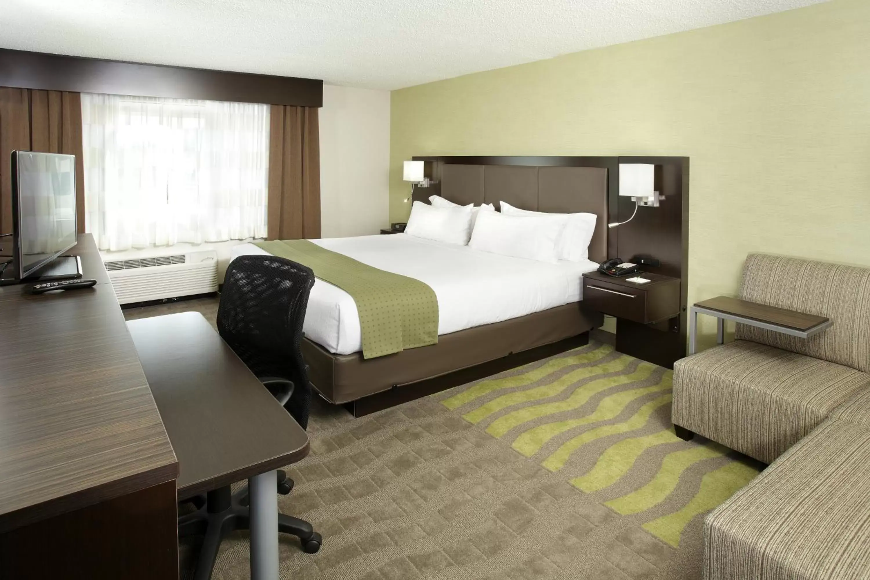Photo of the whole room, Bed in Holiday Inn Wilkes Barre - East Mountain, an IHG Hotel