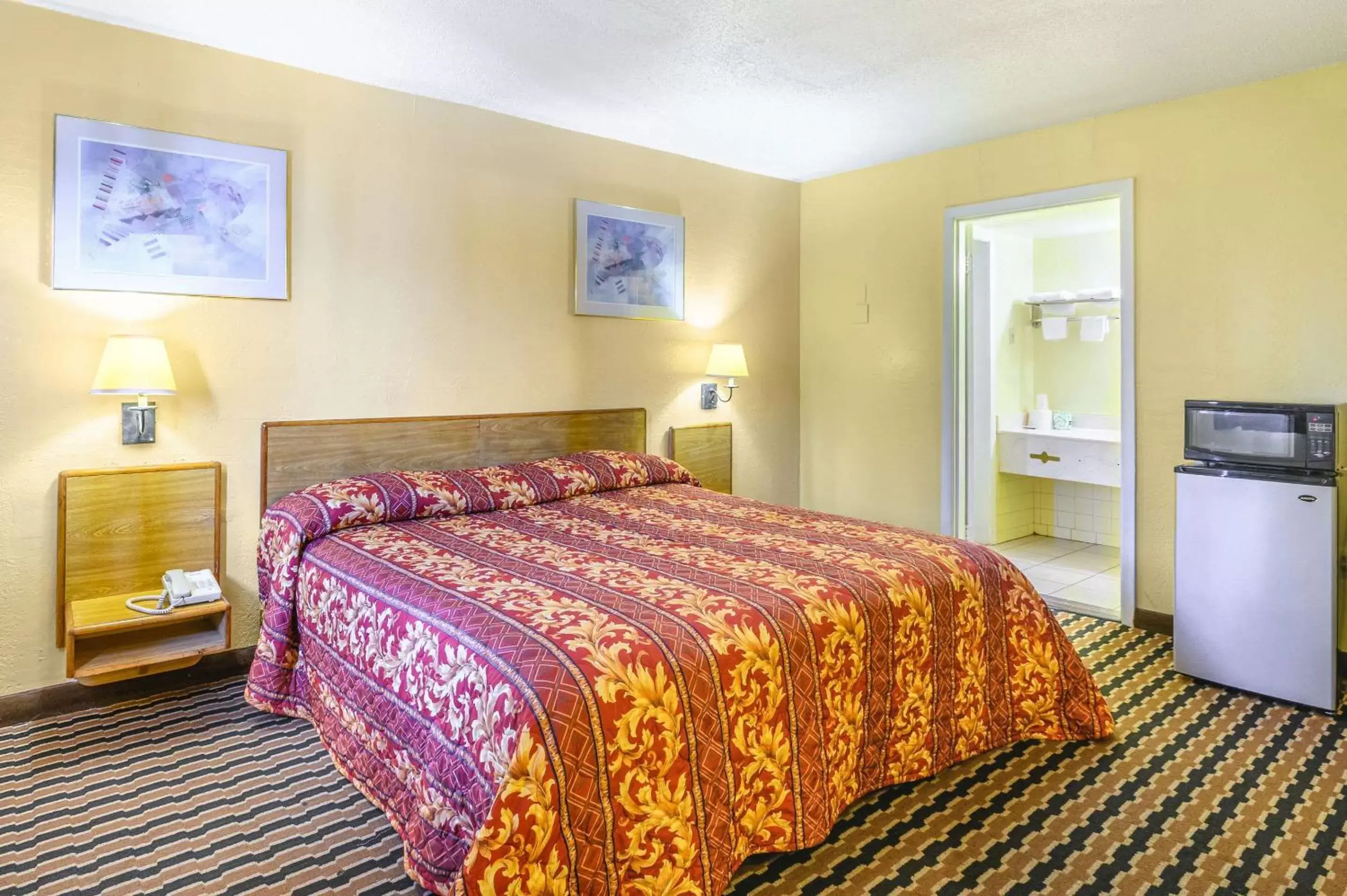 Photo of the whole room, Bed in Rodeway Inn