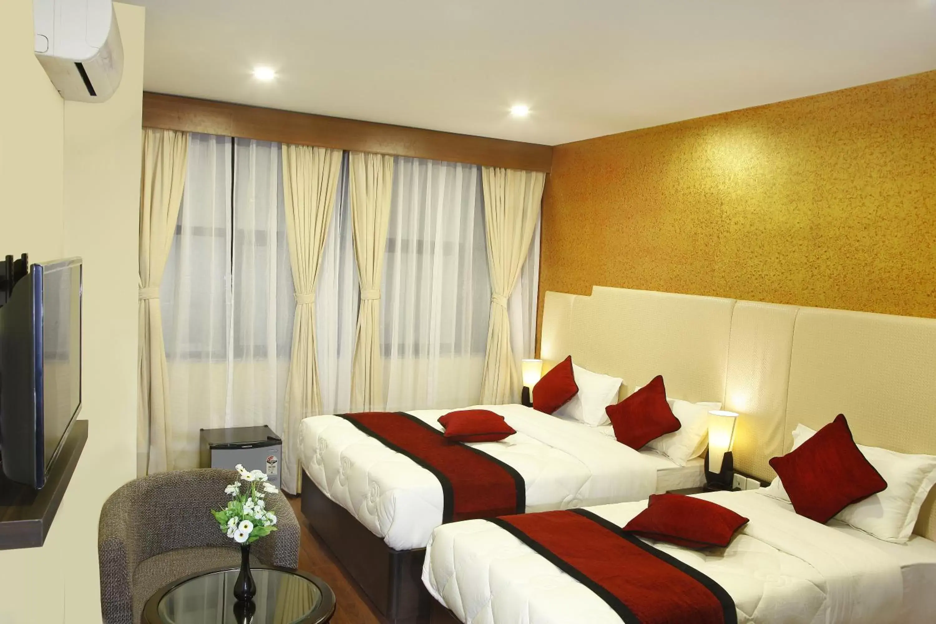 Shower, Bed in Hotel Meridian Suite