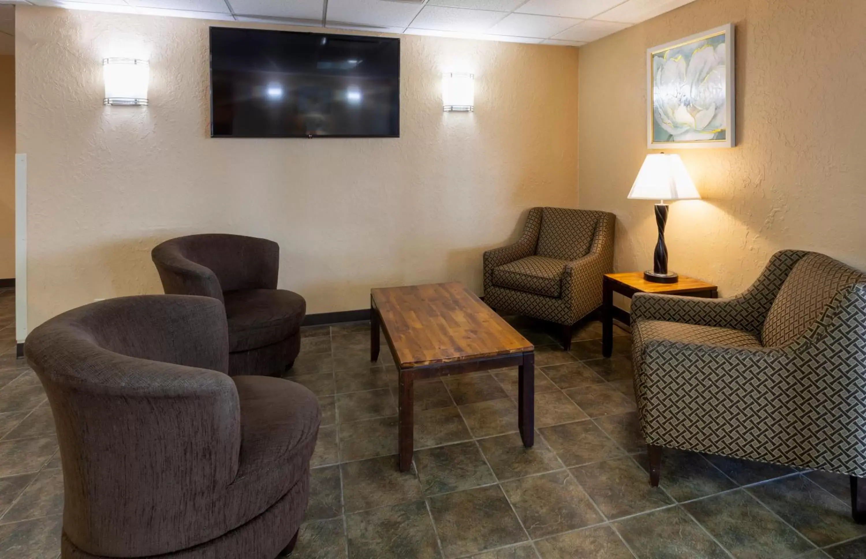 Communal lounge/ TV room, Seating Area in GuestHouse Inn & Suites Rochester