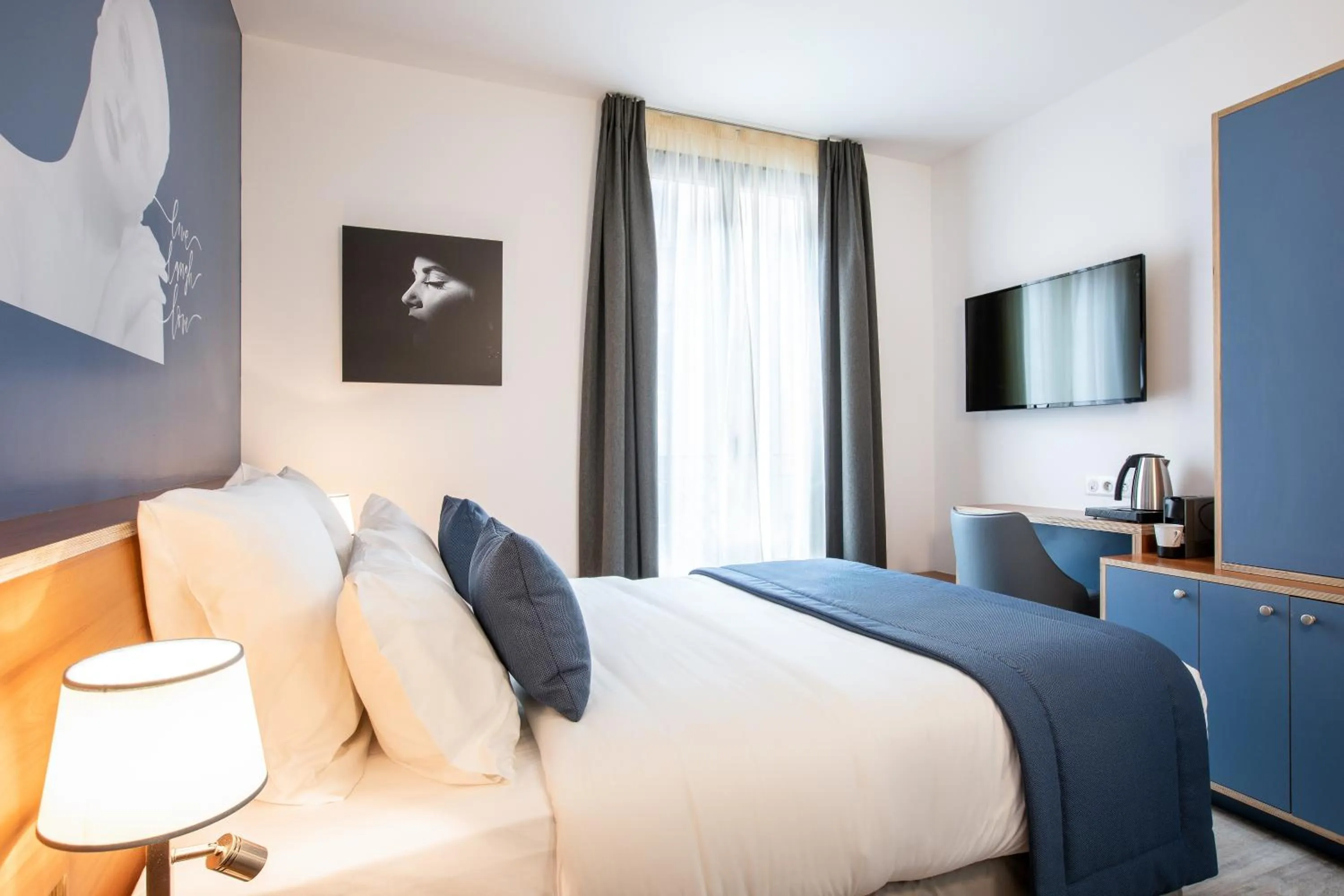 Photo of the whole room, Bed in Hôtel Villa Eiffel Mademoiselle