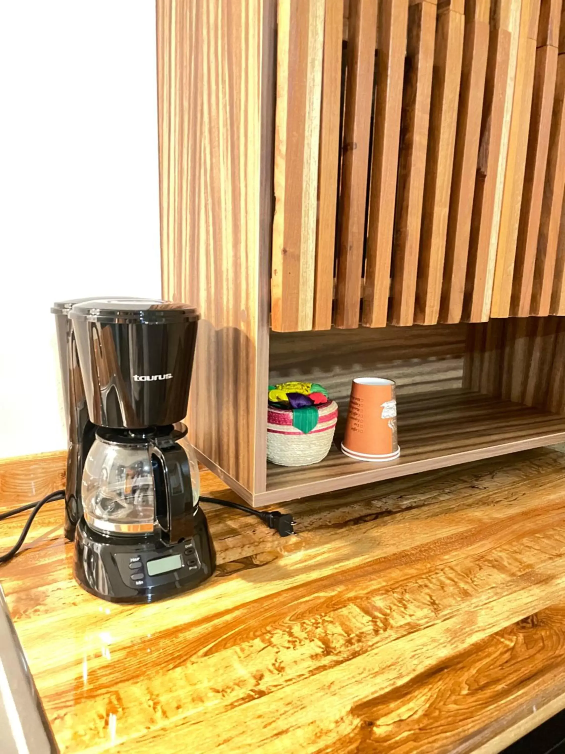 Coffee/tea facilities in Suites Cárdon