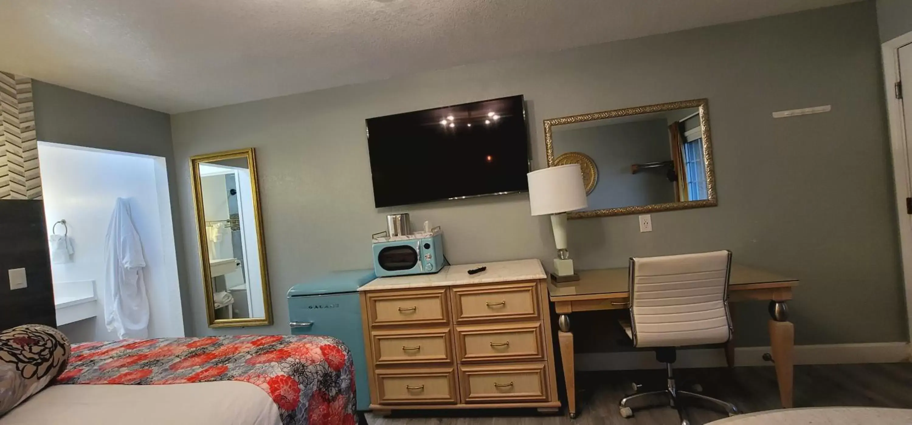 TV and multimedia, TV/Entertainment Center in Dragonfly Inn & Suites