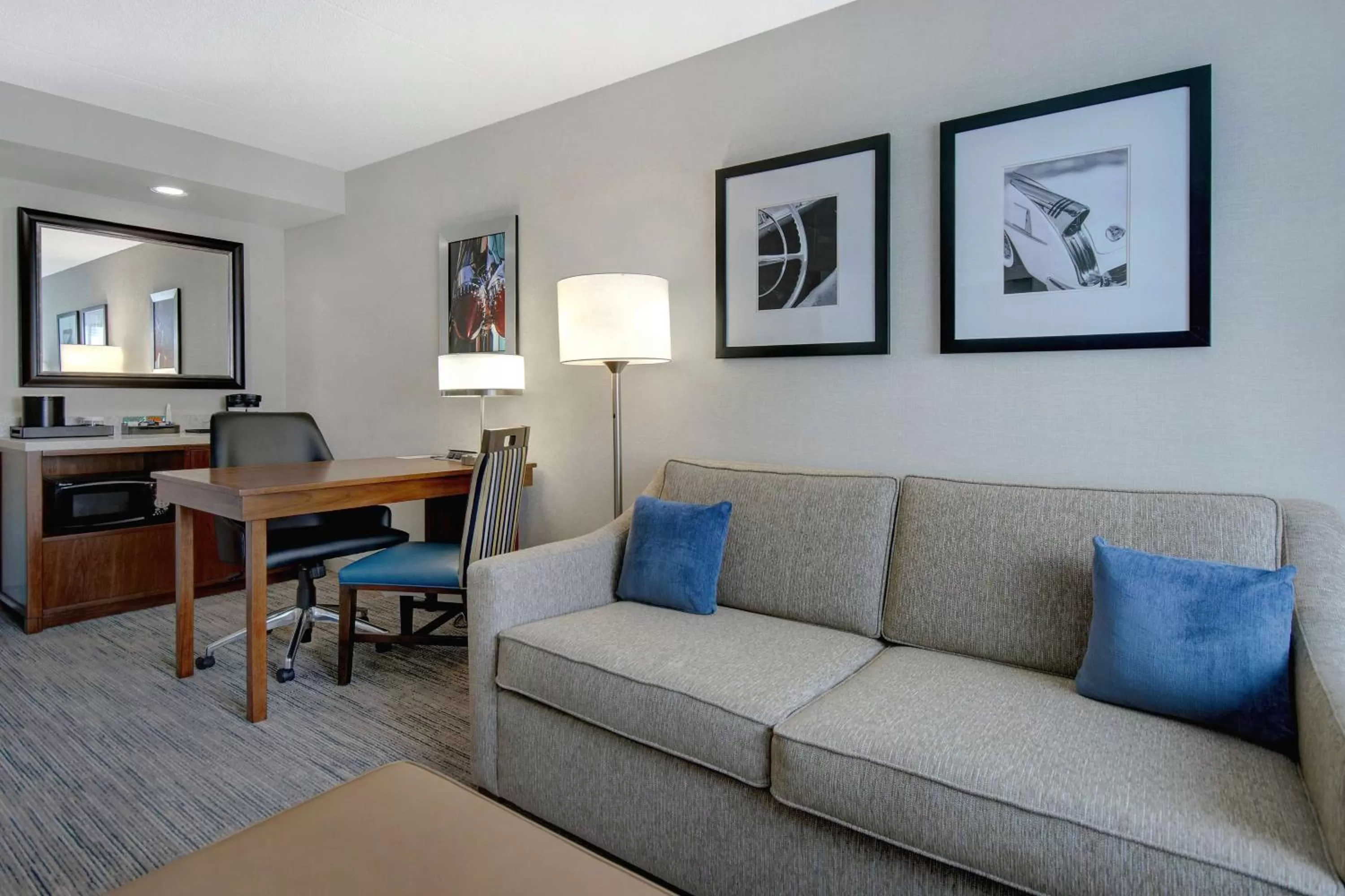 Living room in Embassy Suites by Hilton Detroit Metro Airport