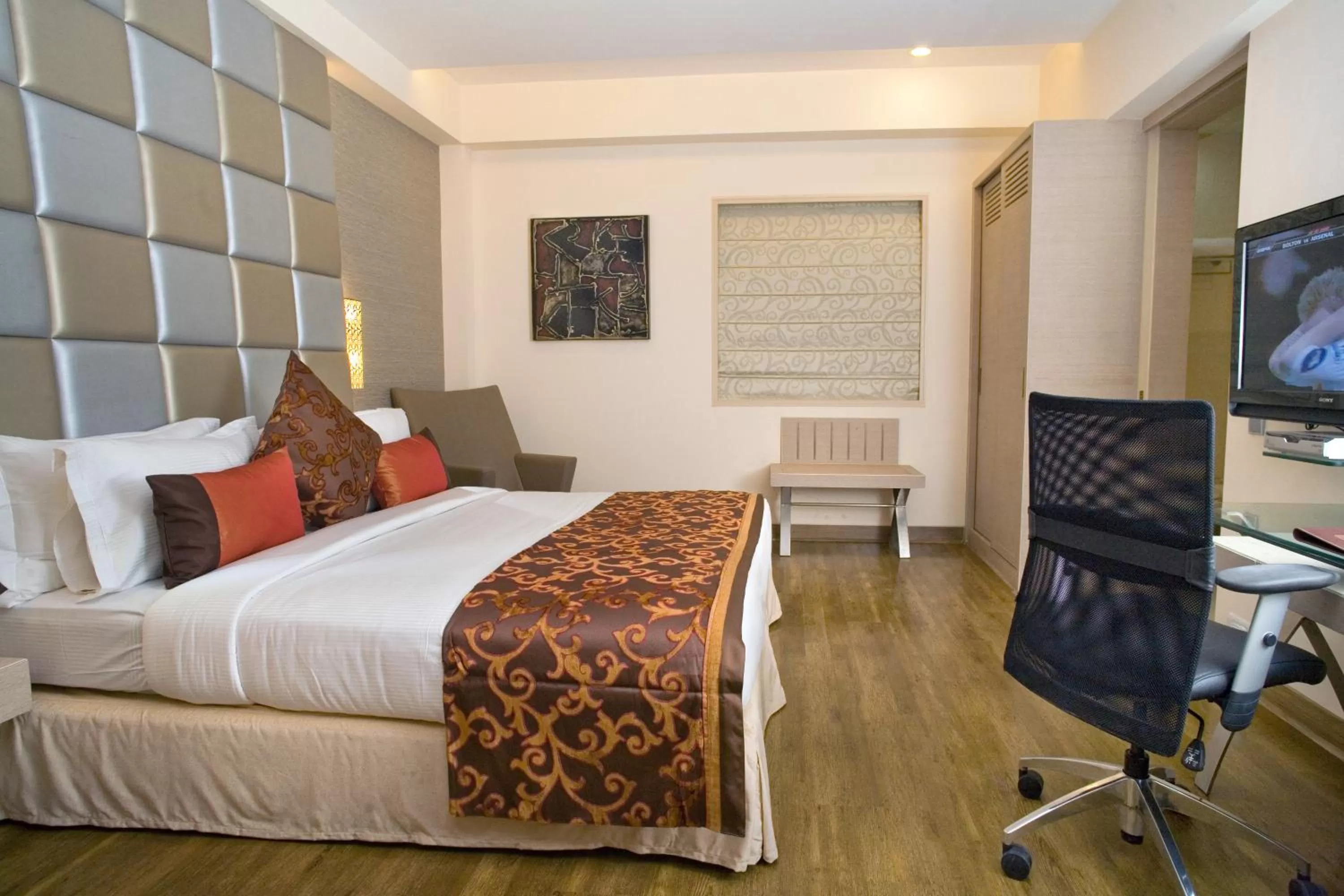 Photo of the whole room, Bed in The Sonnet Kolkata