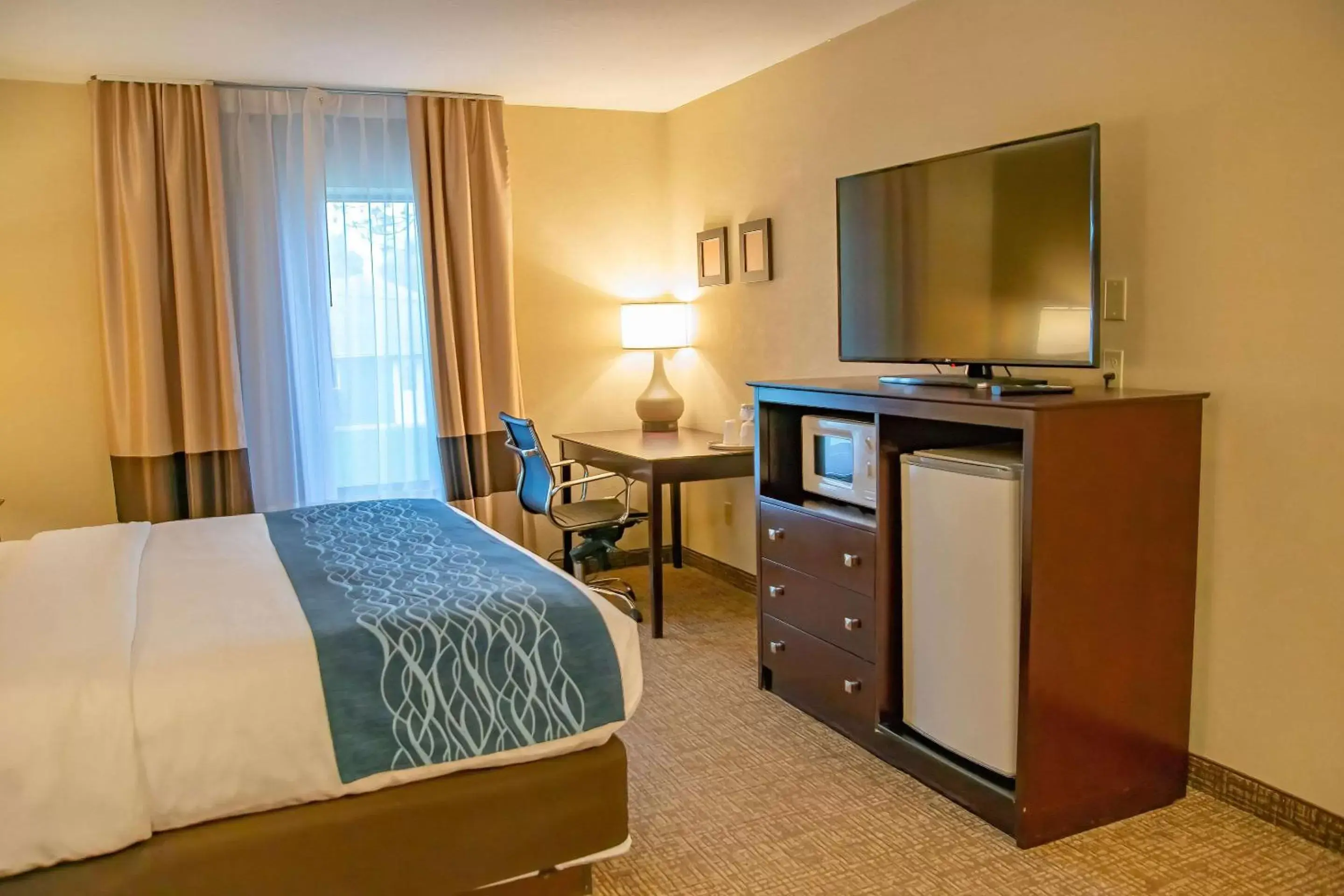 Bedroom, TV/Entertainment Center in Comfort Inn Huntington Near University