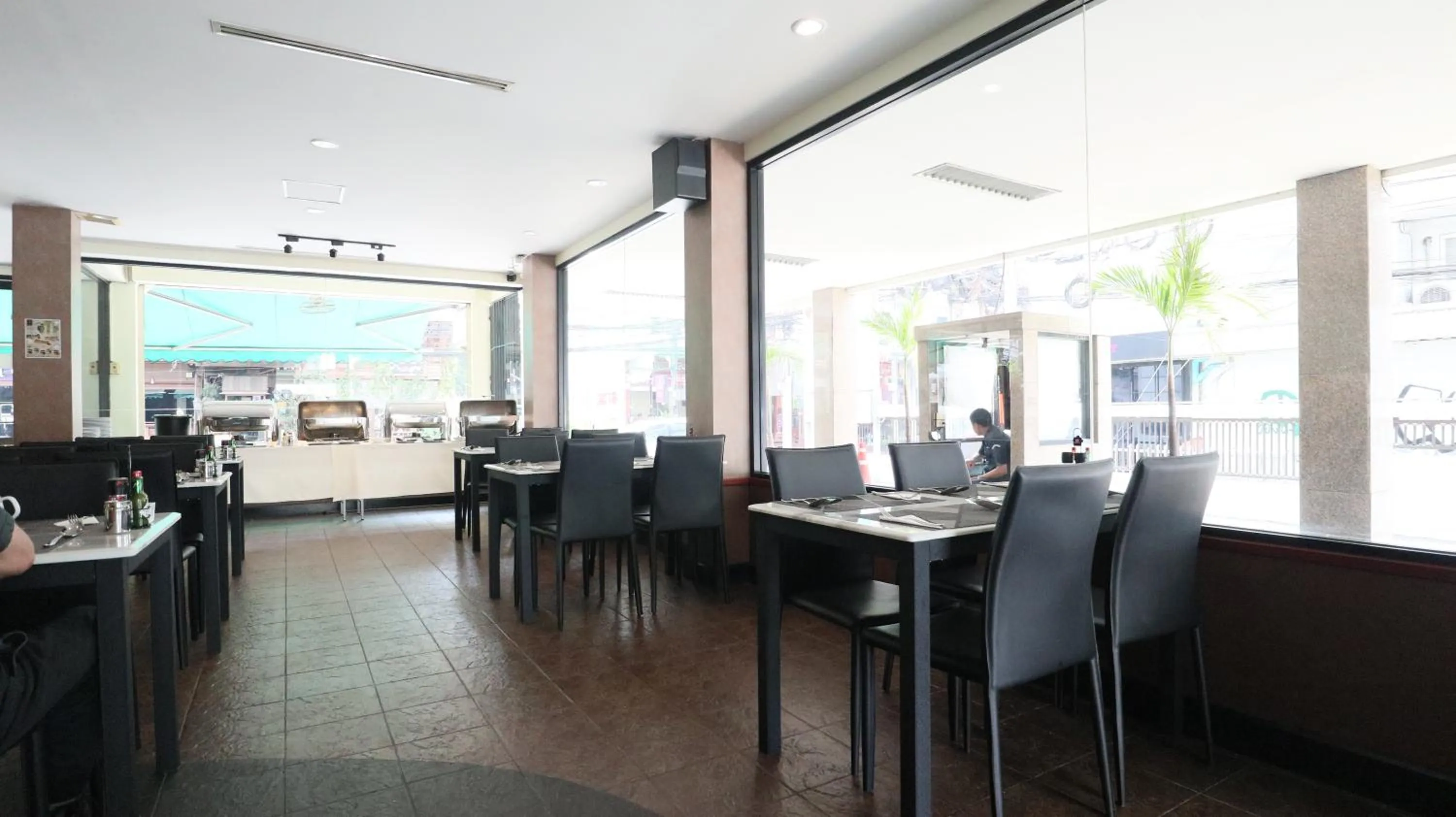 Restaurant/places to eat in Admiral Suites Bangkok